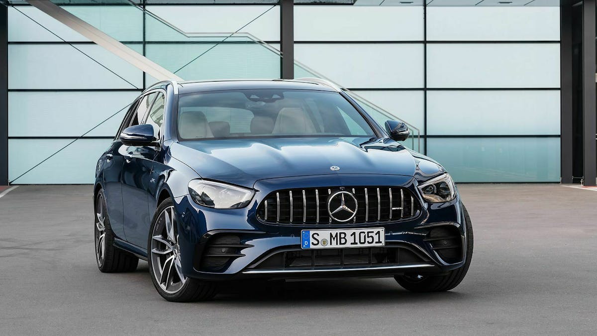 Mercedes E-Klasse T-Modell in der Frontansicht, stehend