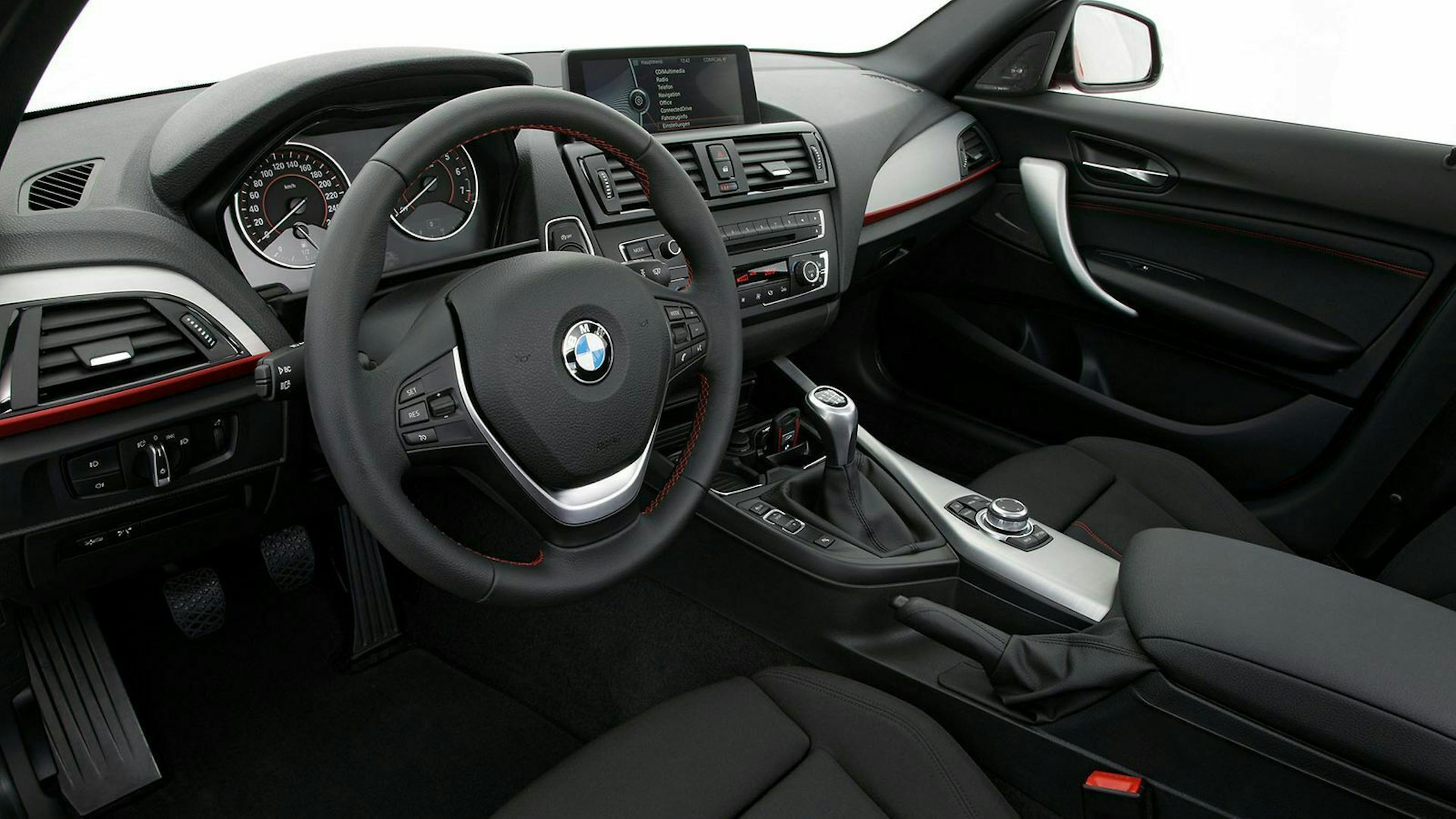 Zu sehen ist der Innenraum eines 1er BMW der Sport Line 