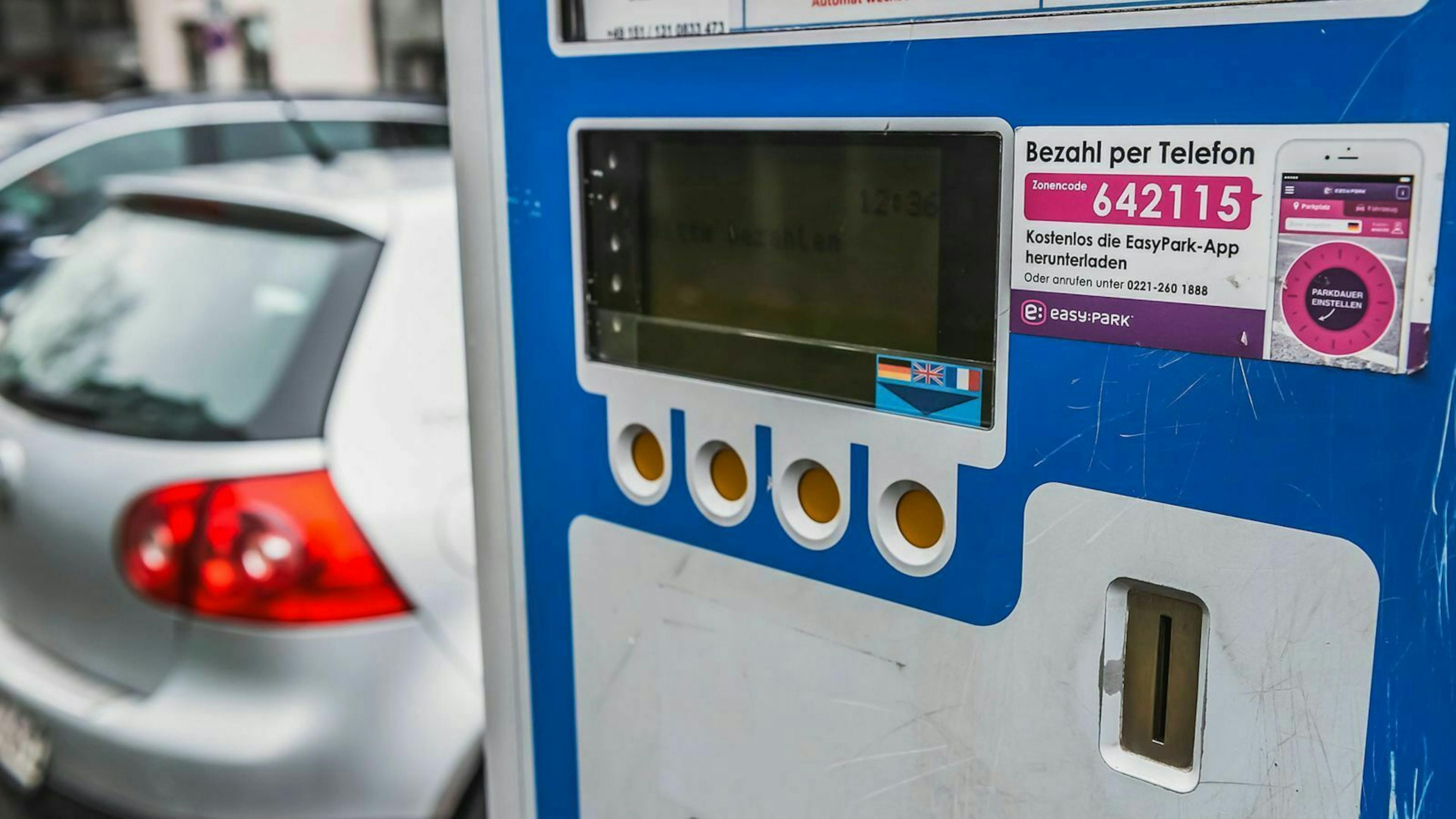 Eine Parkuhr zeigt die Möglichkeit, per Smartphone die parkgebühren zu entrichten.