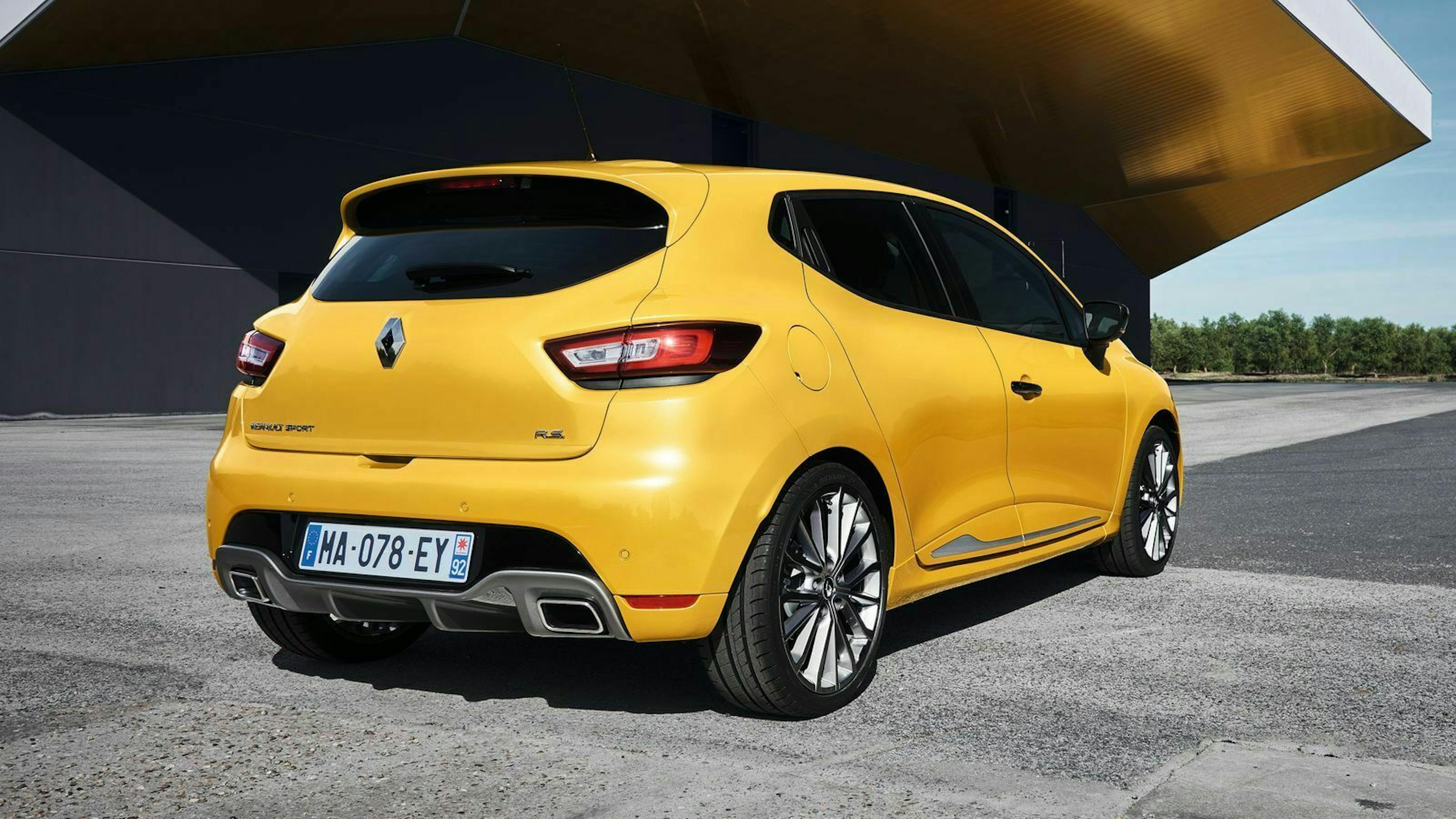 Zu sehen ist der Renault Clio RS von hinten, stehend