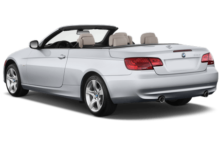 Silbernes BMW Cabrio mit offenem Verdeck, zwei Türen, und vier Sitzplätzen. Sicht von hinten in einem Studio.