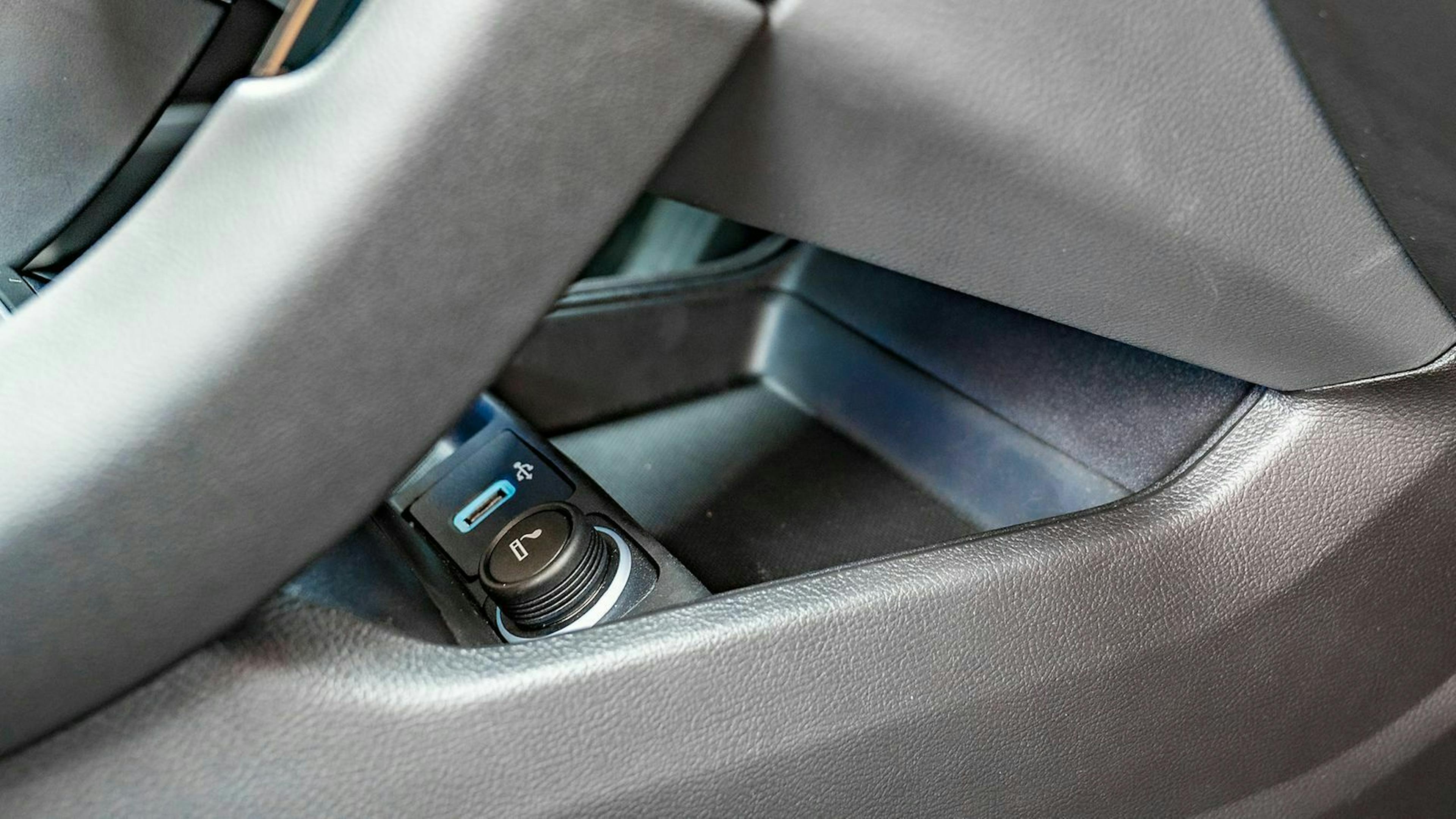 Zu sehen ist ein Handy-Fach an der Spitze der Mittelkonsole des Ford Mondeo