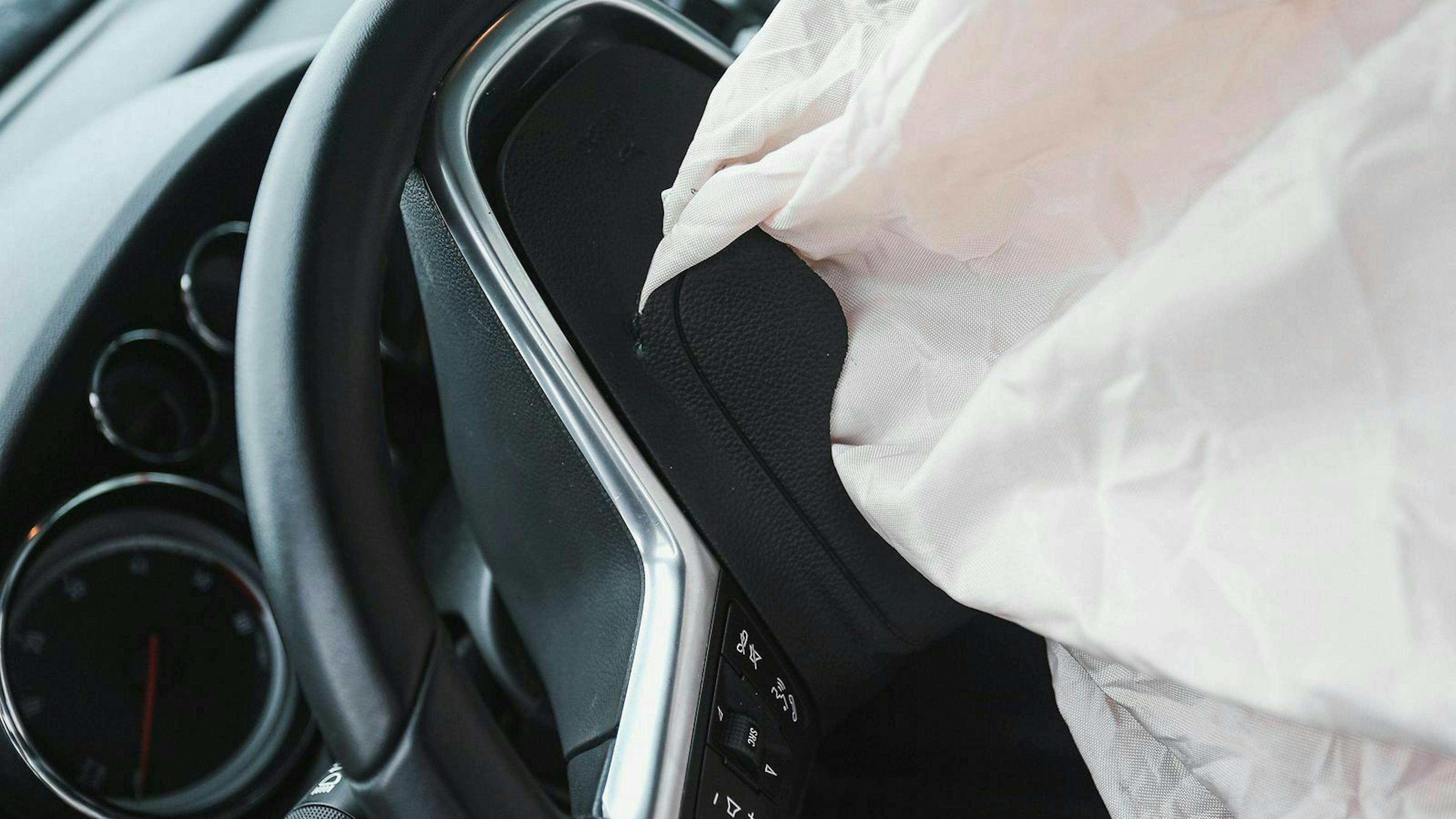 Aufgrund des explosiven Potenzials des Airbagsystems solltest du beim Ausbau sehr vorsichtig vorgehen.