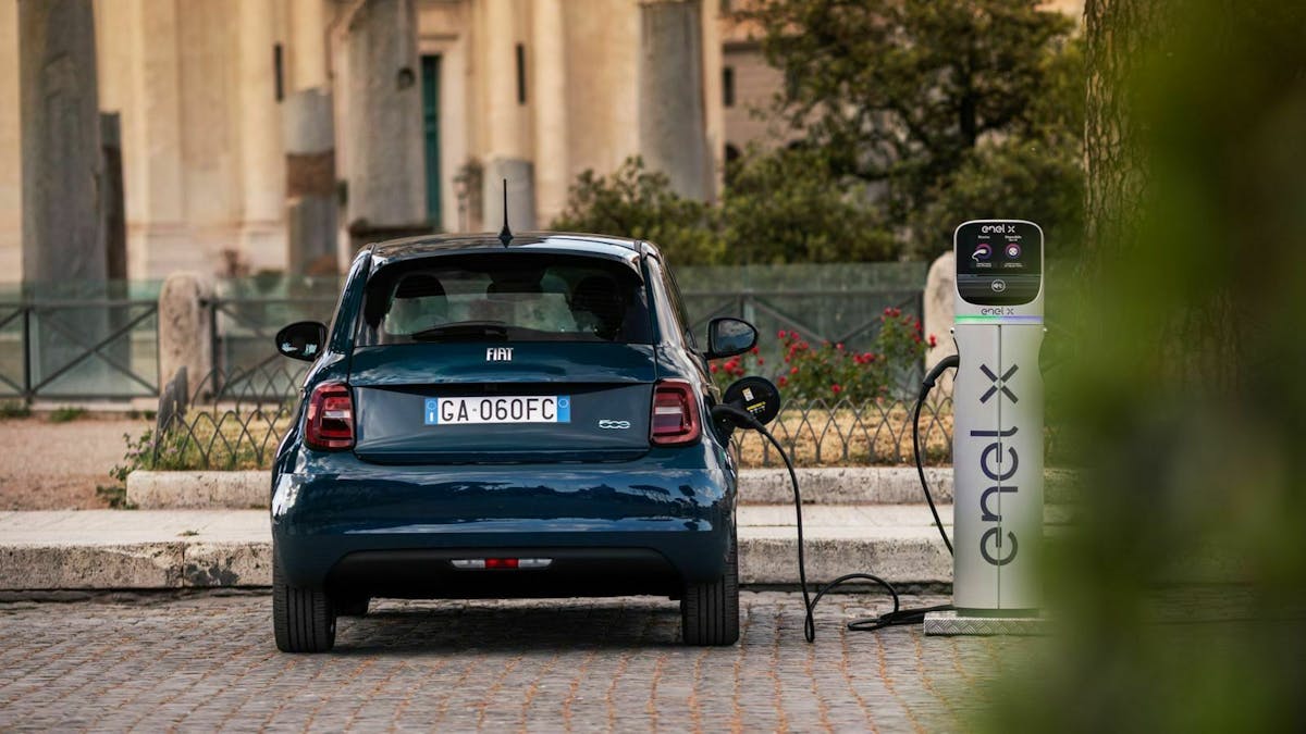 E-Auto an Schnellladesäule