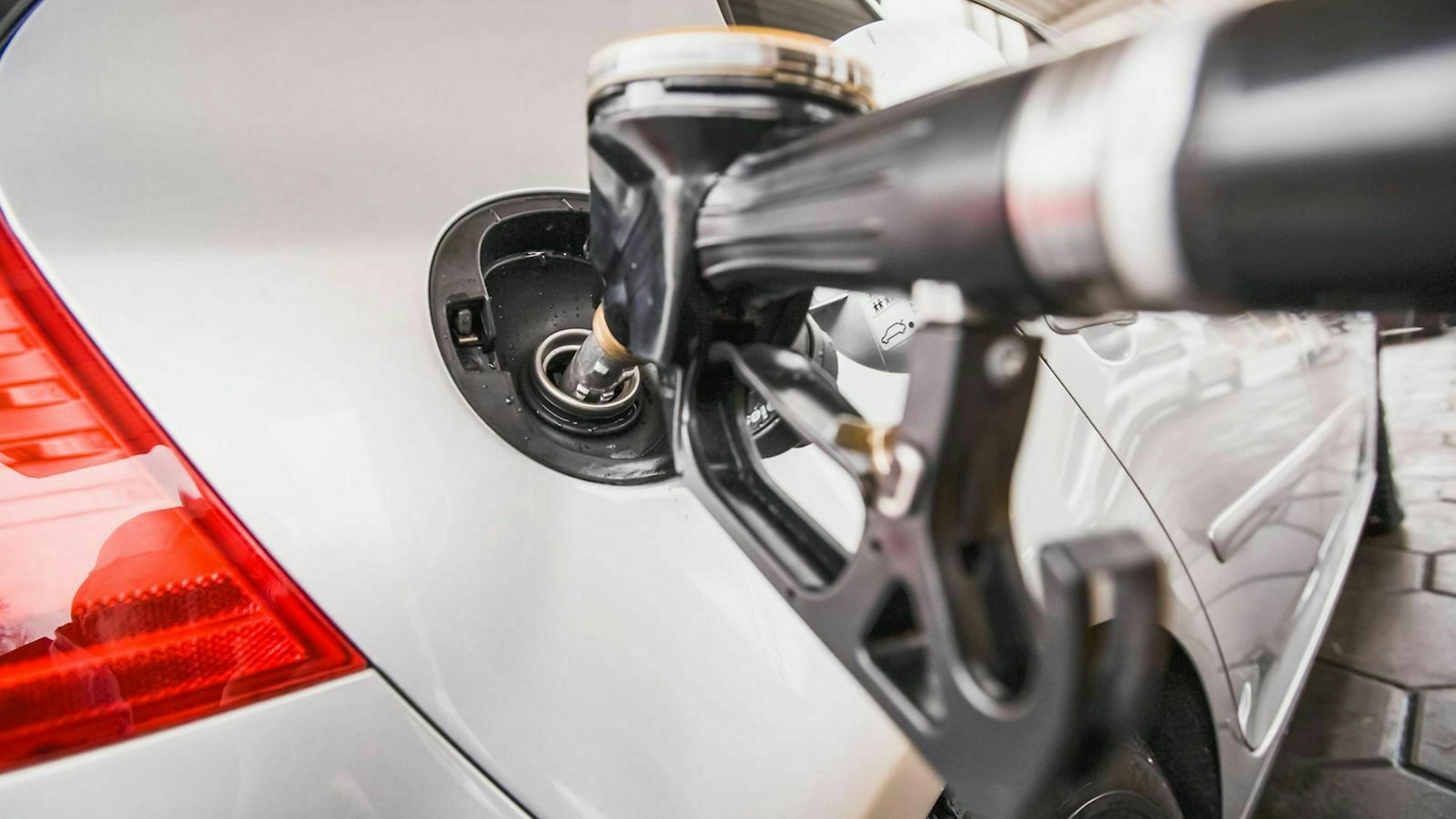 auto-an-zapfVor allem an der Tankstelle machen sich die geringeren Unterhaltskosten eines Kombis gegenüber eines SUV bemerkbar.