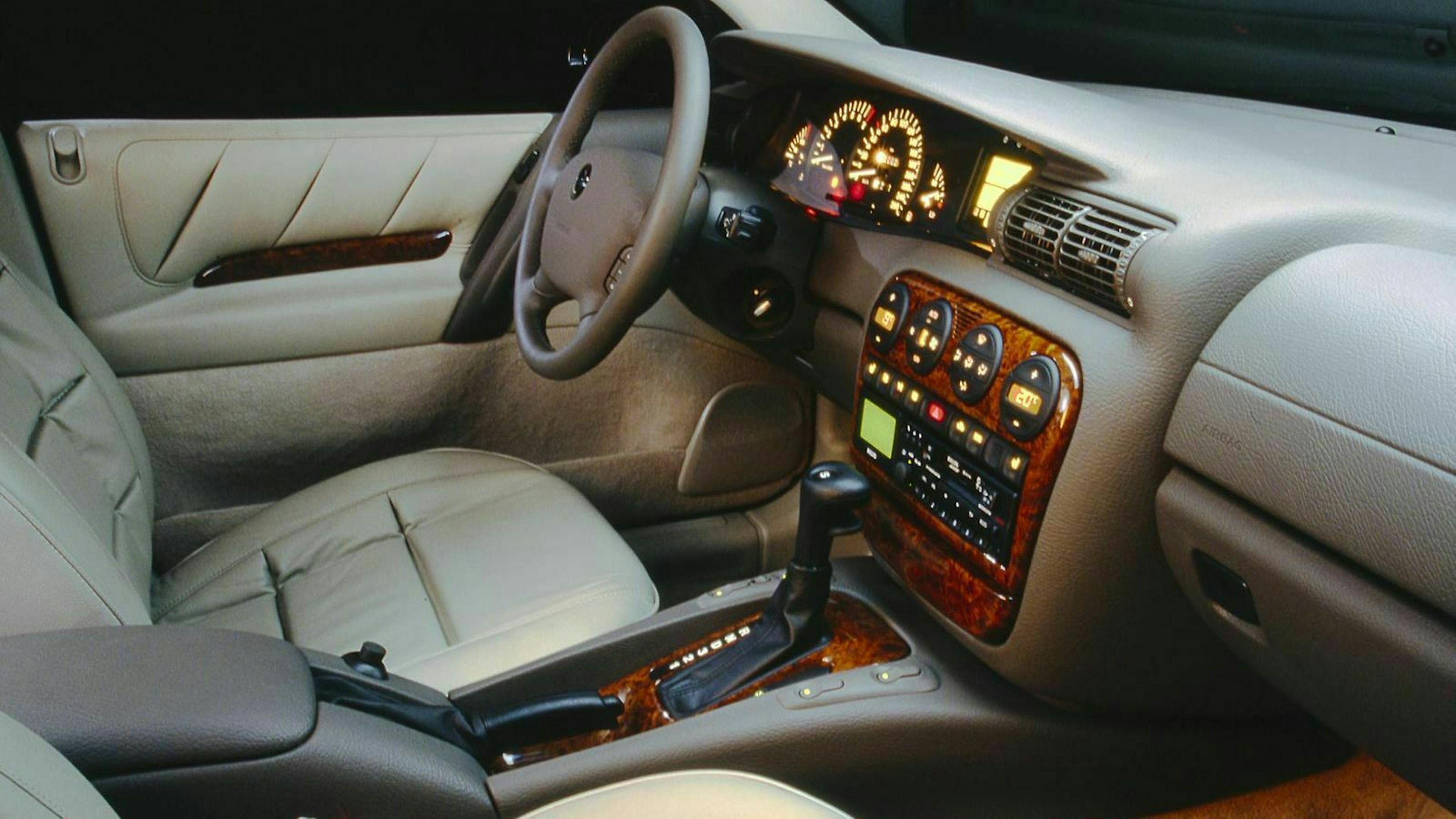 Blick in den Innenraum des Opel Omega B 