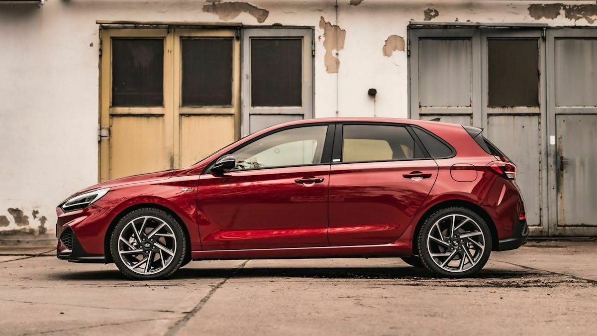 Zu sehen ist der Hyundai i30 in seitlicher Position