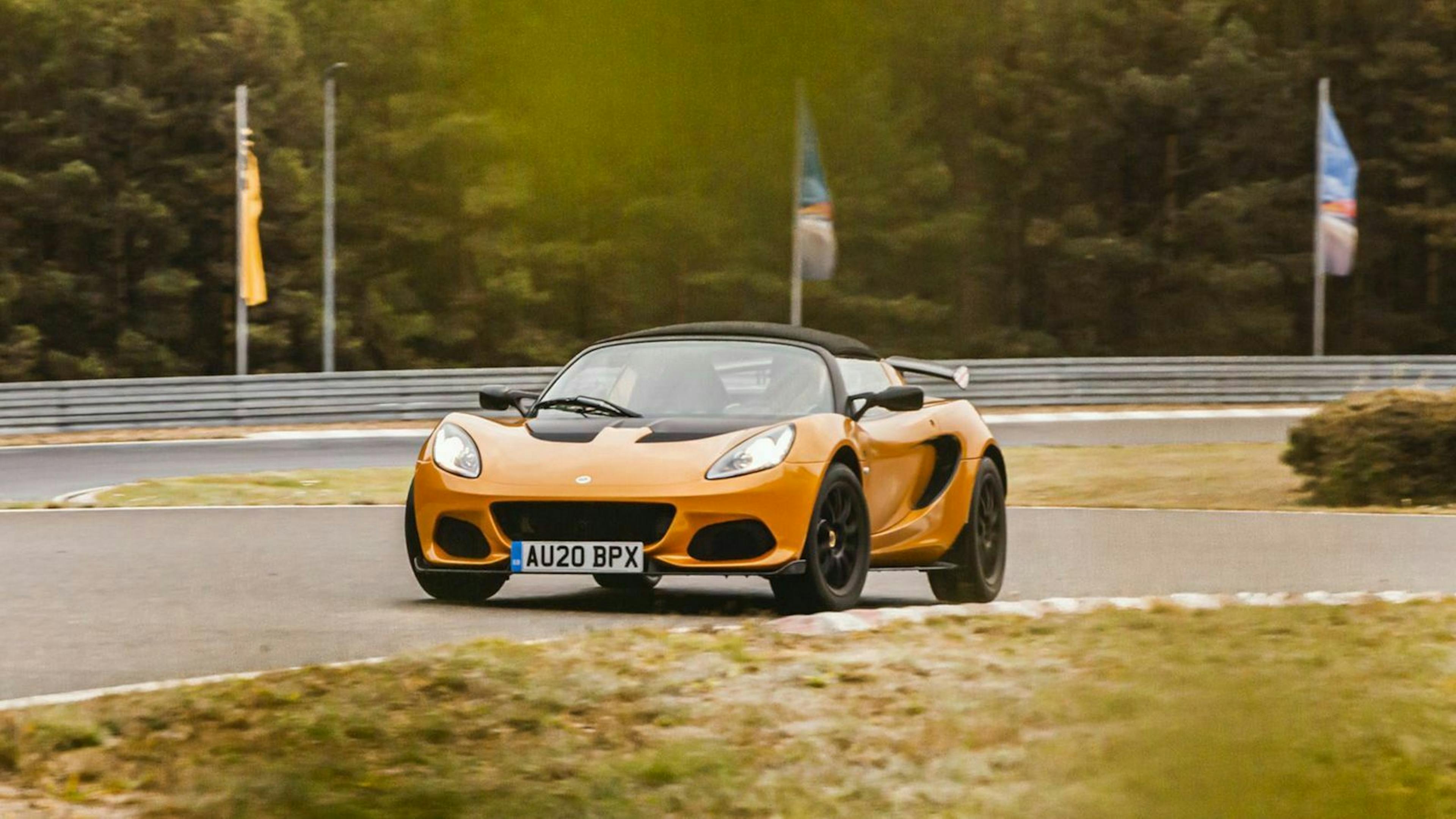 Zu sehen ist der Lotus Elise von vorne, fahrend