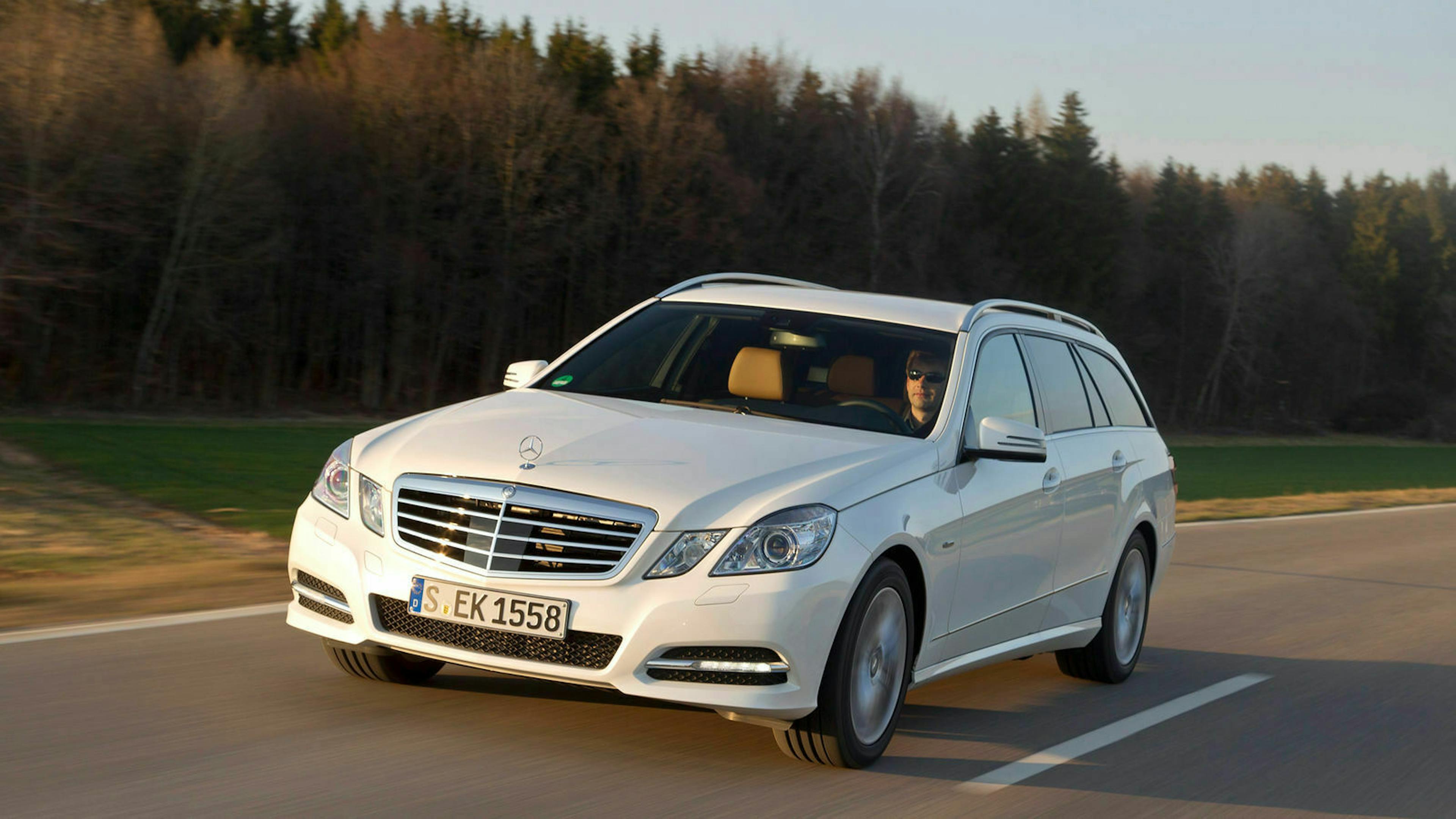 Zu sehen ist die Mercedes E-Klasse S 212 von vorne, fahrend