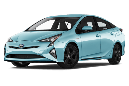 Hellblauer Toyota Prius mit schwarzen Felgen, seitlich von vorne fotografiert, auf weißem Hintergrund.