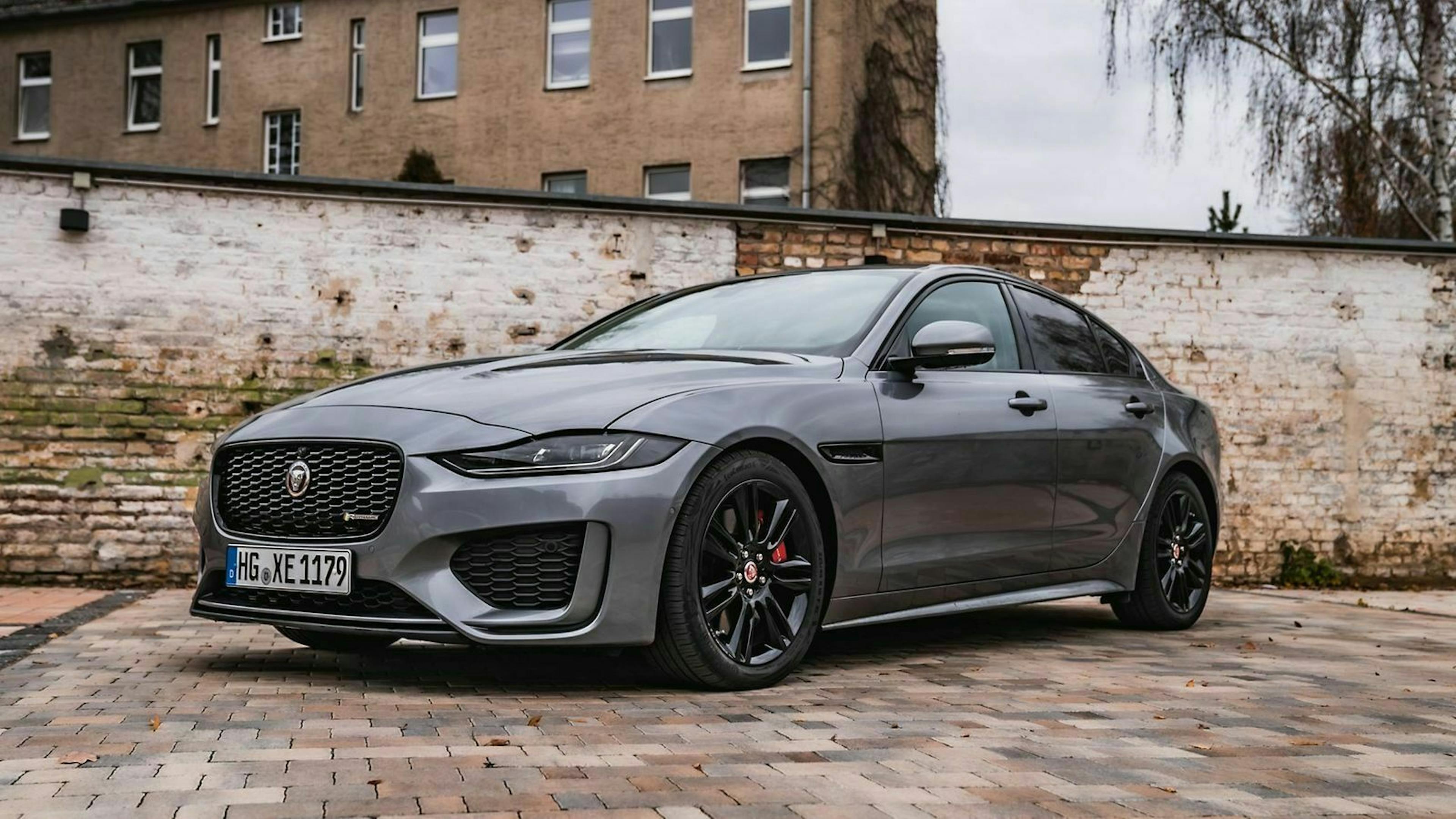 Jaguar XE in der Ansicht von vorne-links, stehend