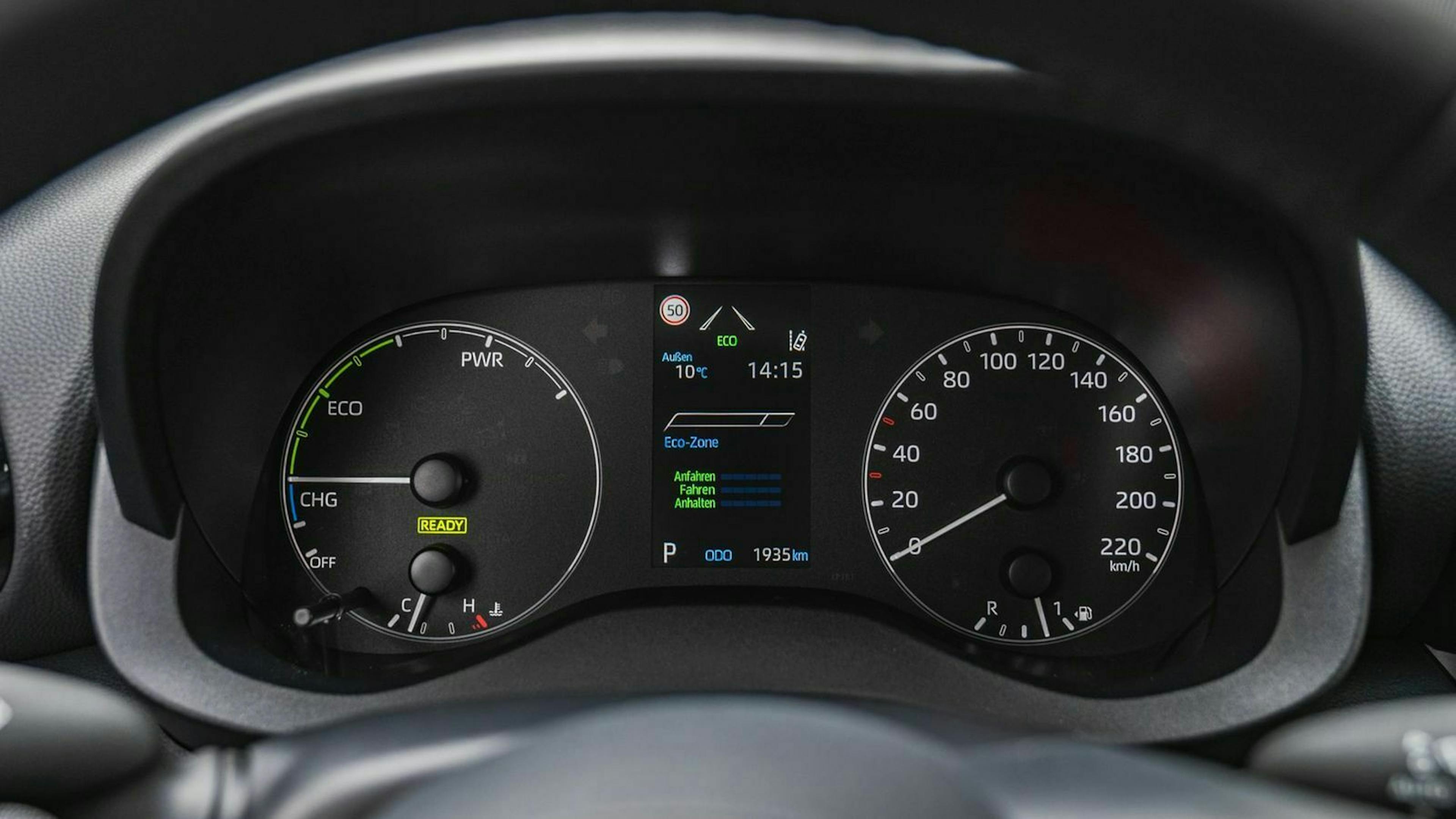 Das Cockpit des Toyota Yaris Hybrid (2020)