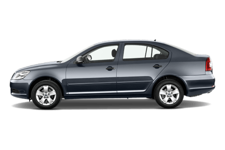 Silberner Mittelklasse-Limousine von der Seite mit klaren Fenstern, fünf Türen und silbernen Felgen auf weißem Hintergrund.