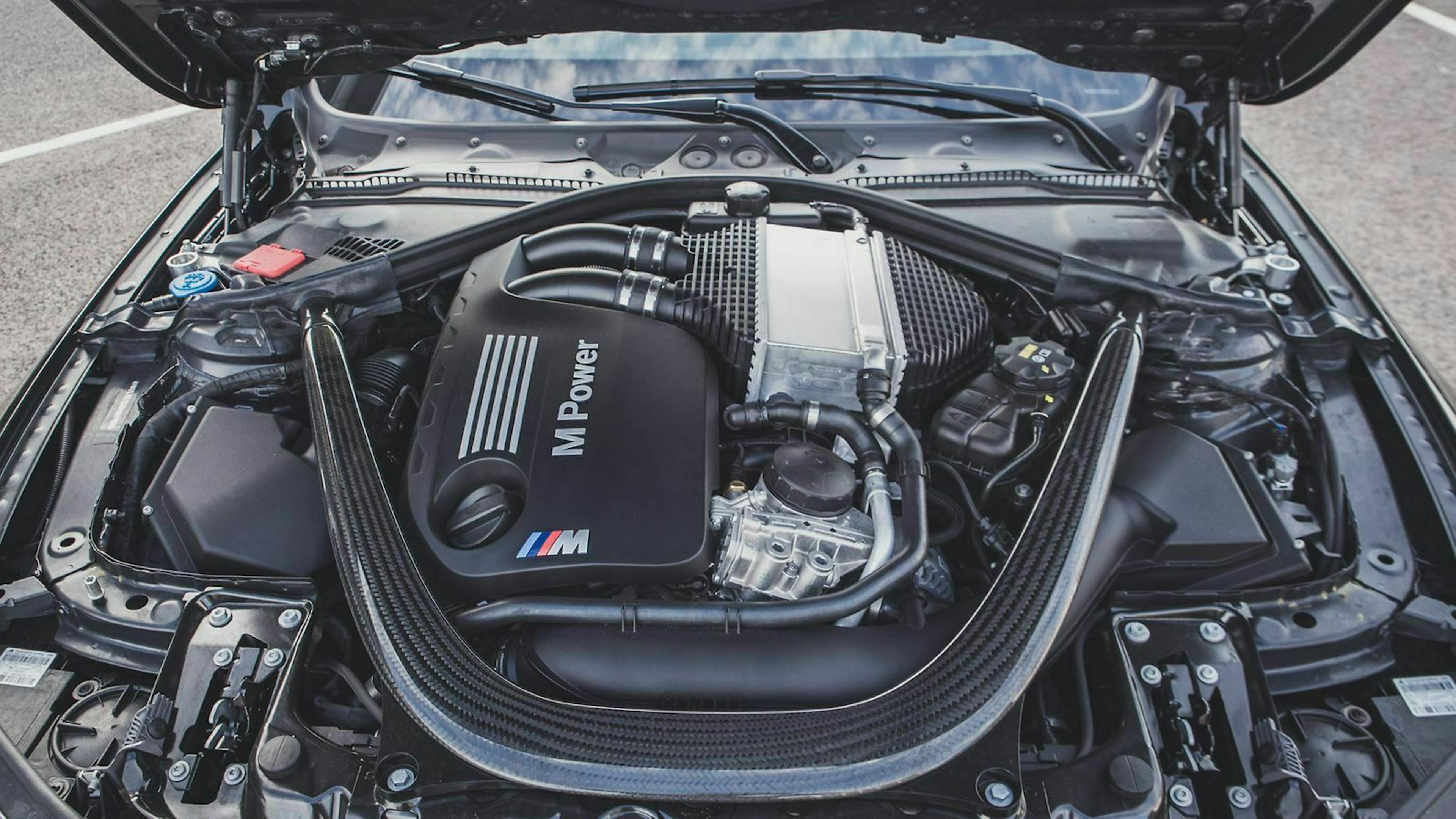 Beim BMW M4 ist der Ladeluftkühler wassergekühlt. So kann er nah am Motor platziert werden, was die Ansprechzeiten verkürzt.