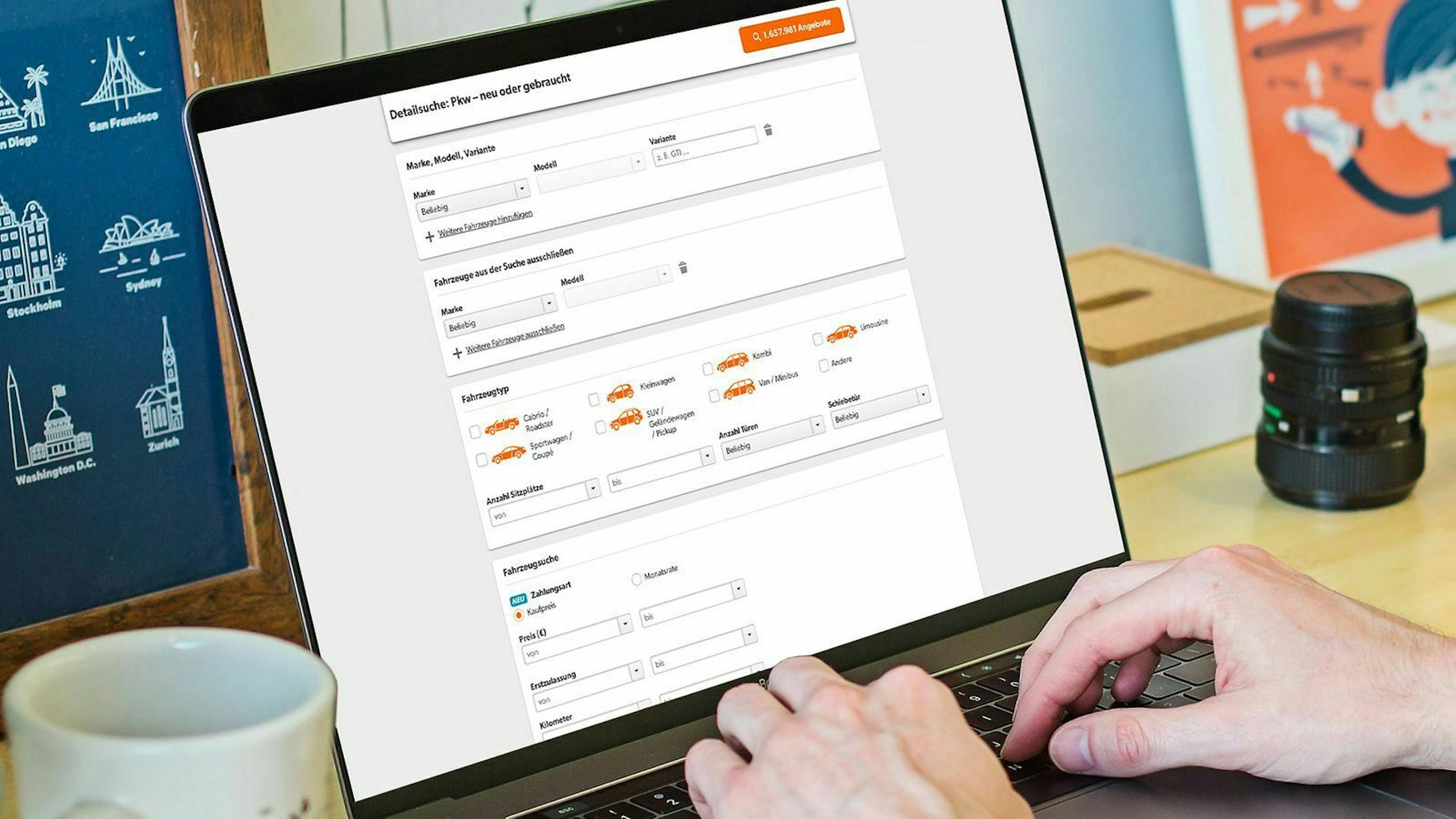 Zu sehen ist ein Laptop, der die mobile.de Website geöffnet hat