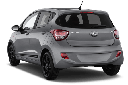 Silberner Hyundai i10 von hinten, mit schwarzen Felgen und roten Rücklichtern, auf transparentem Hintergrund.