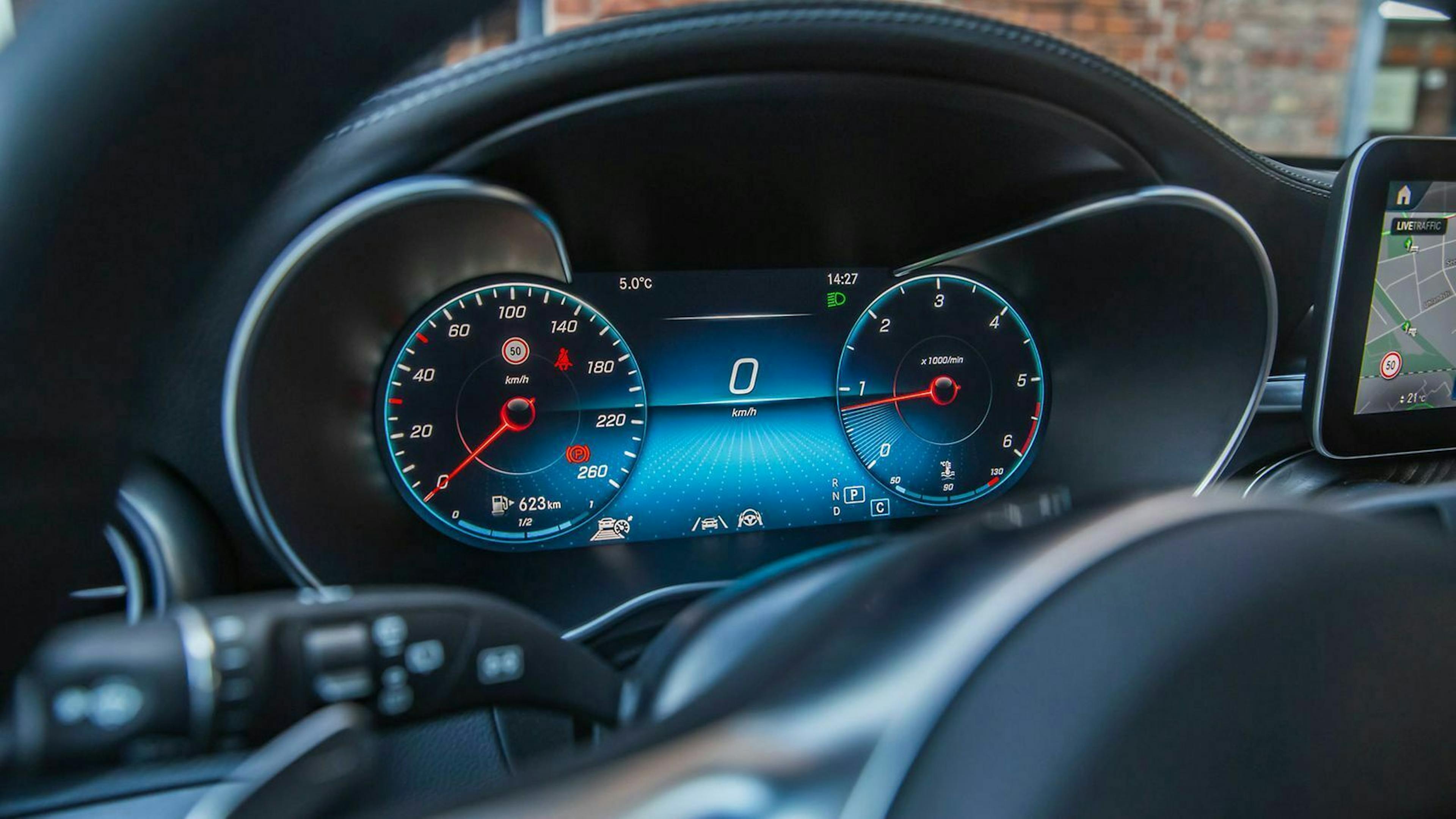 Blick auf die Instrumente im Mercedes GLC 220 d