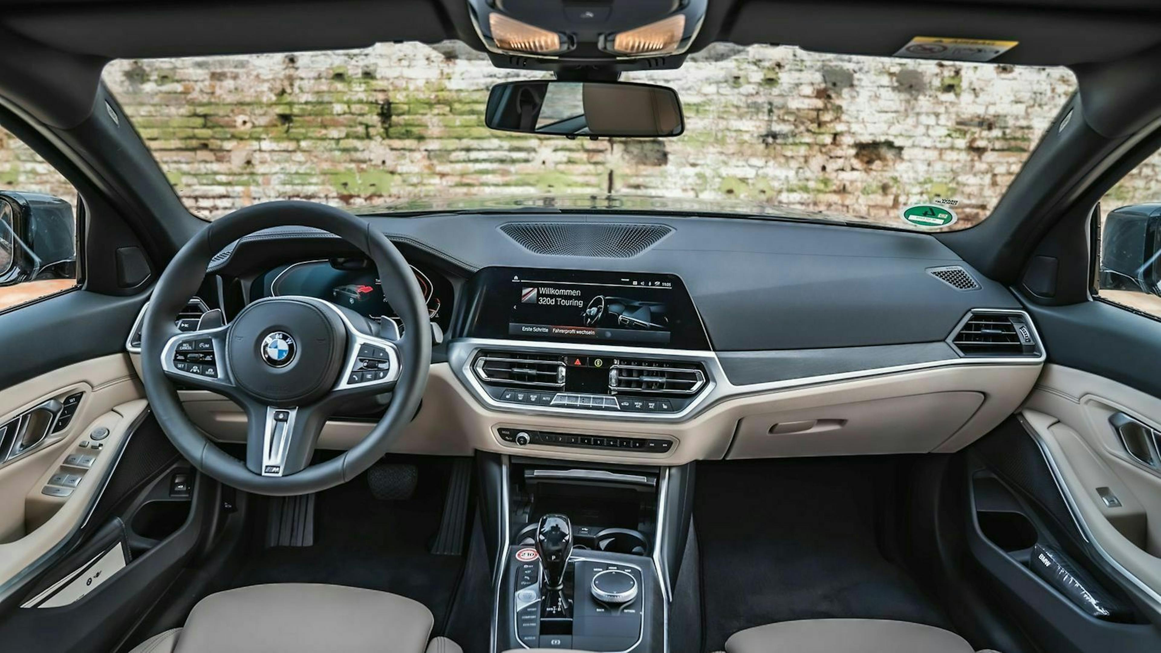 Zu sehen ist das Cockpit des BMW 320d Touring