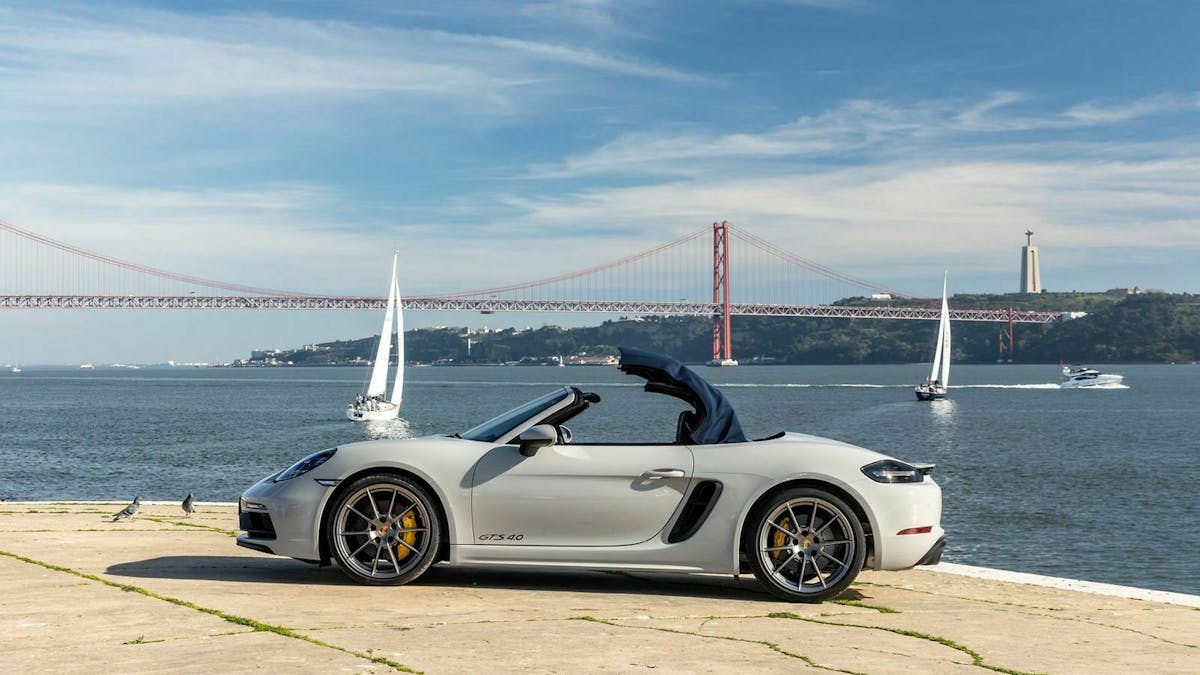 Zu sehen ist der Porsche 718 GTS 4.0 Boxster in seitlicher Position