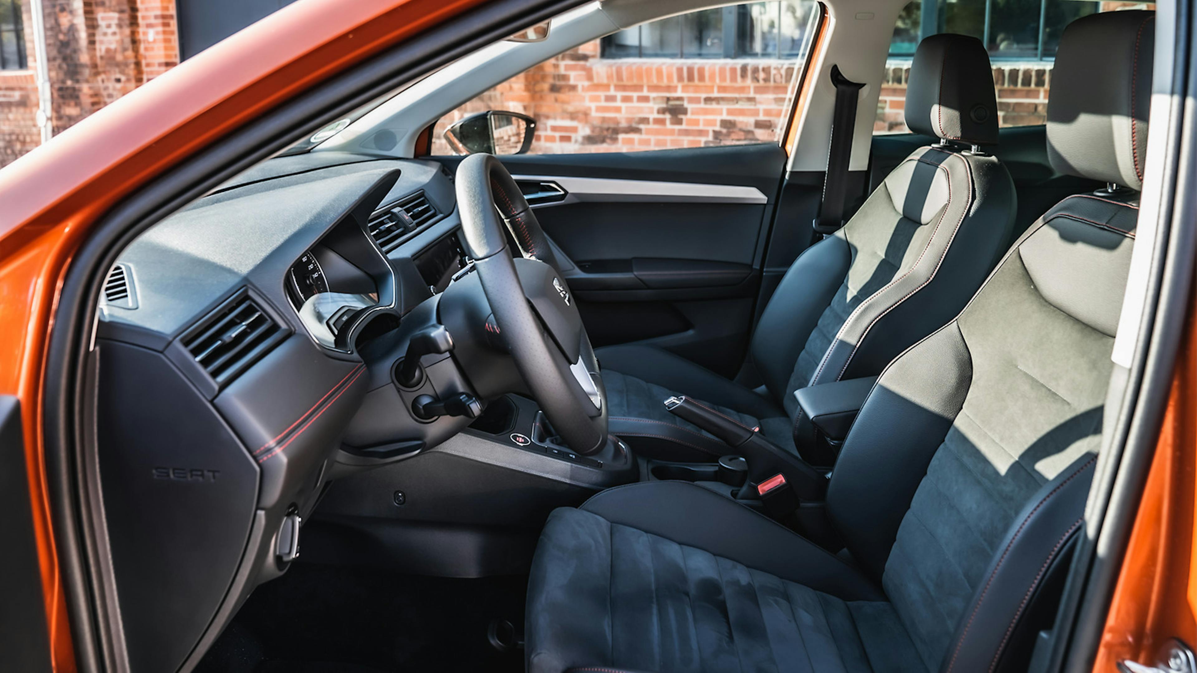 Sportlich: Der Innenraum des Seat Ibiza mit FR-Ausstattung