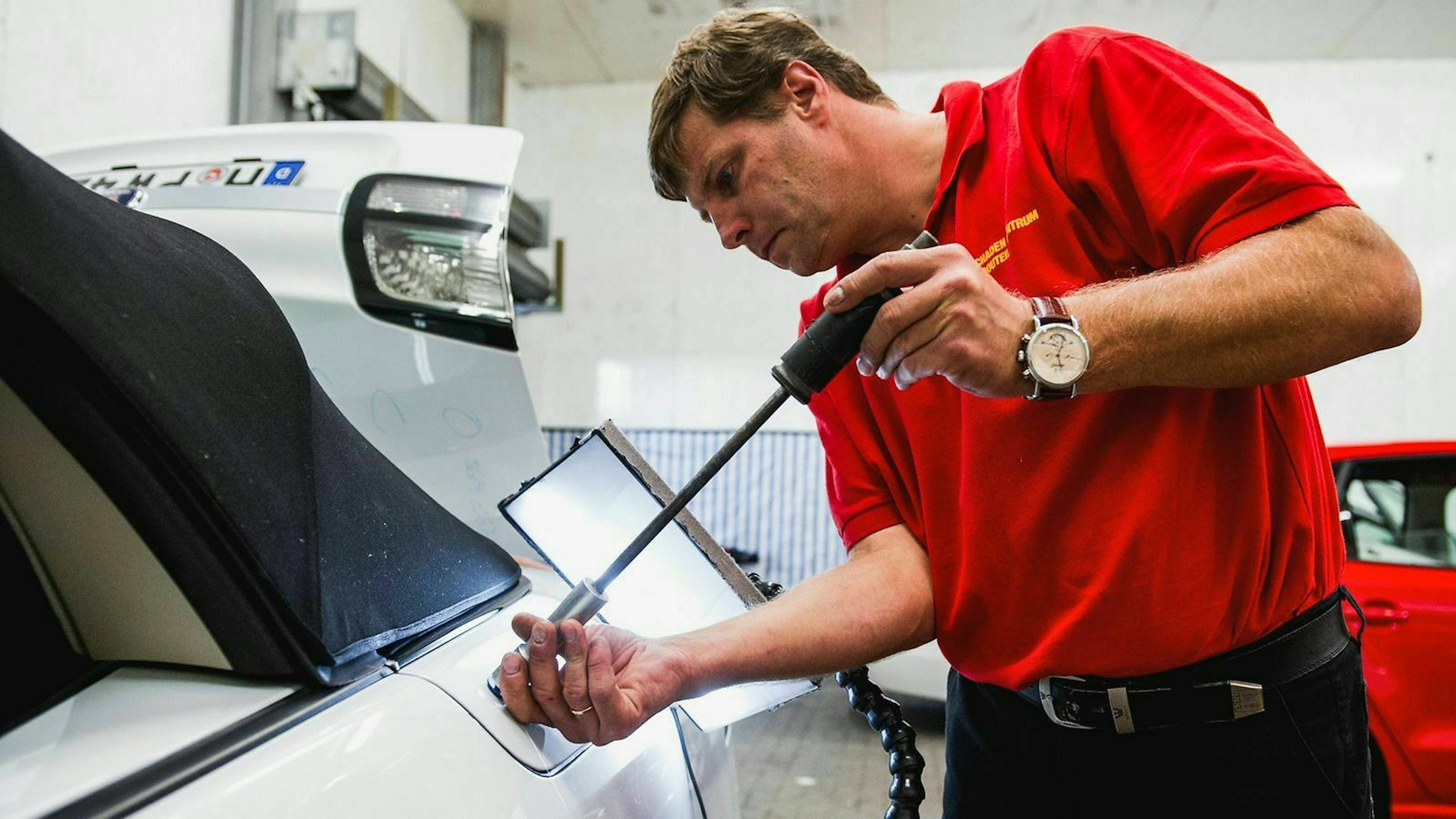 In einem zweiten Schritt werden die Dellen in Detailarbeit ausgebessert. 