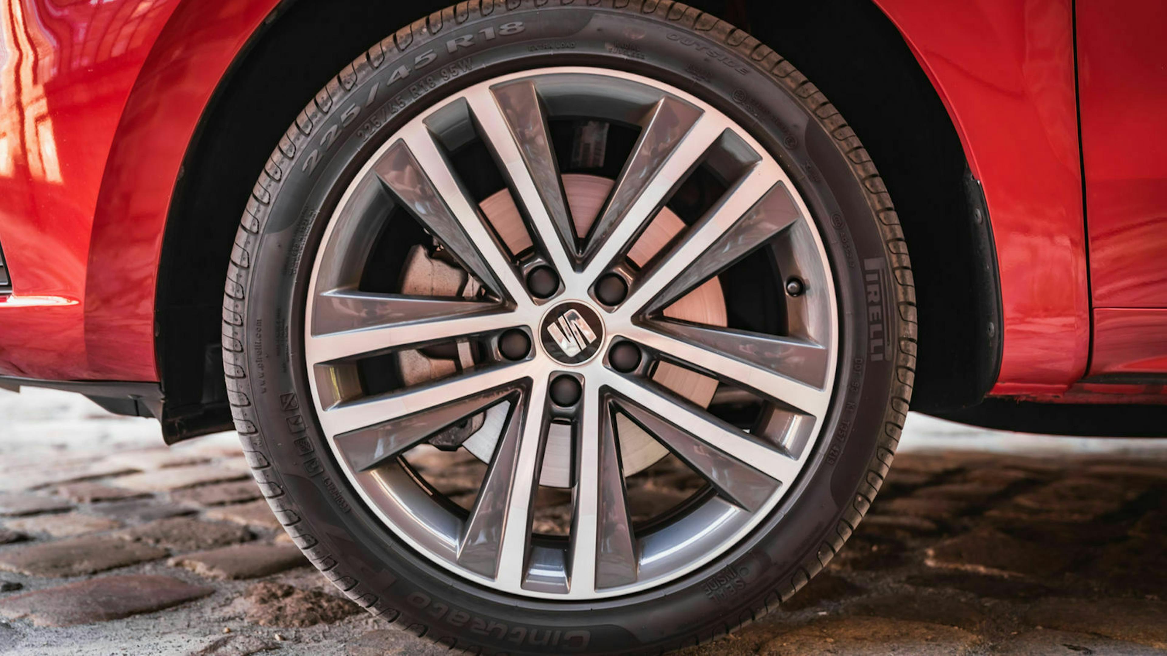 Zu sehen sind die Räder des Seat Alhambra