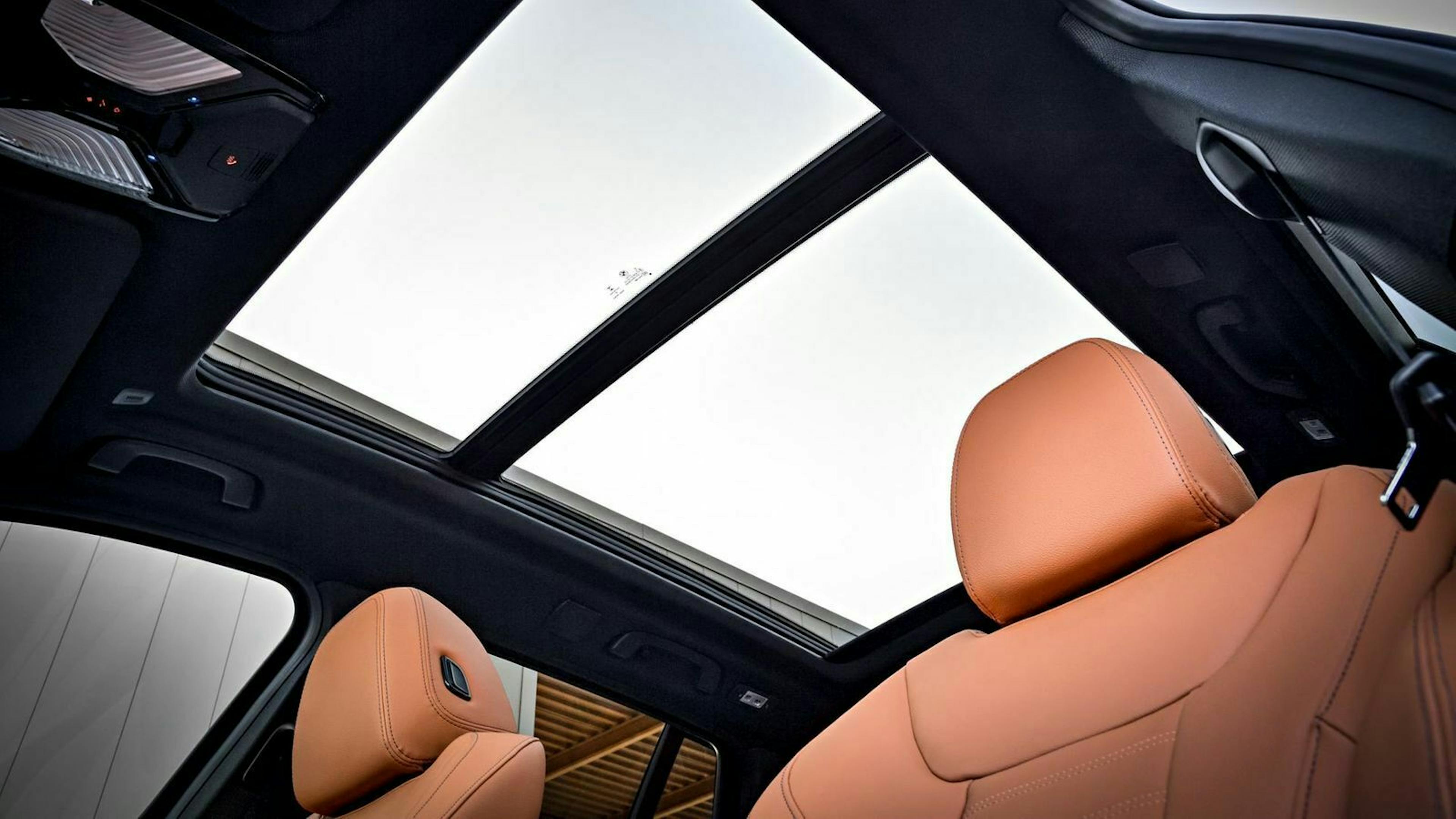 Zu sehen ist das Panorama-Dach des BMW X3