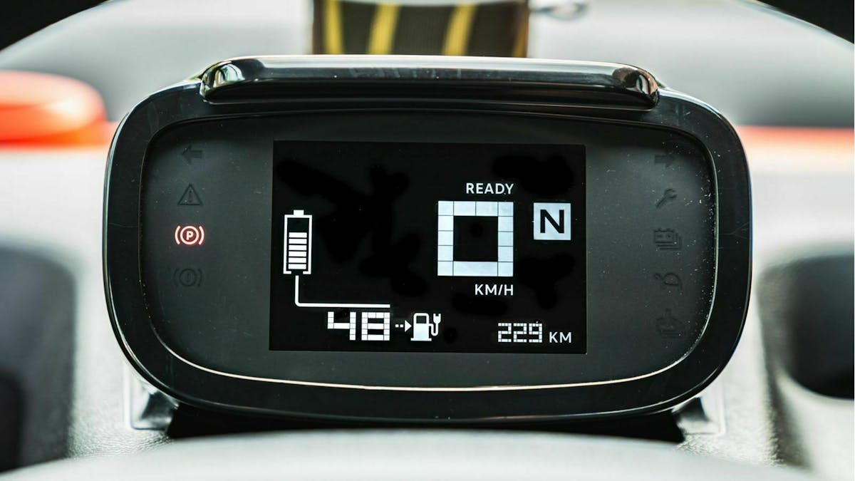Zu sehen ist ein Digitalbildschirm im Cockpit des Citroen Ami