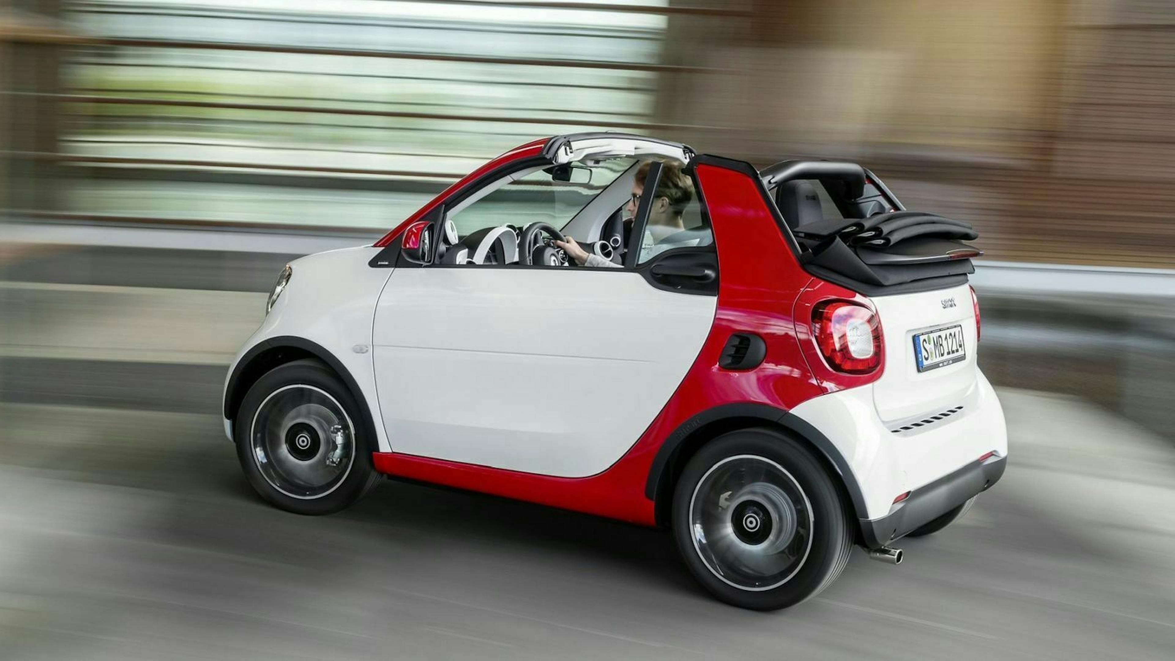 Smart Fortwo in der Seitenansicht, fahrend