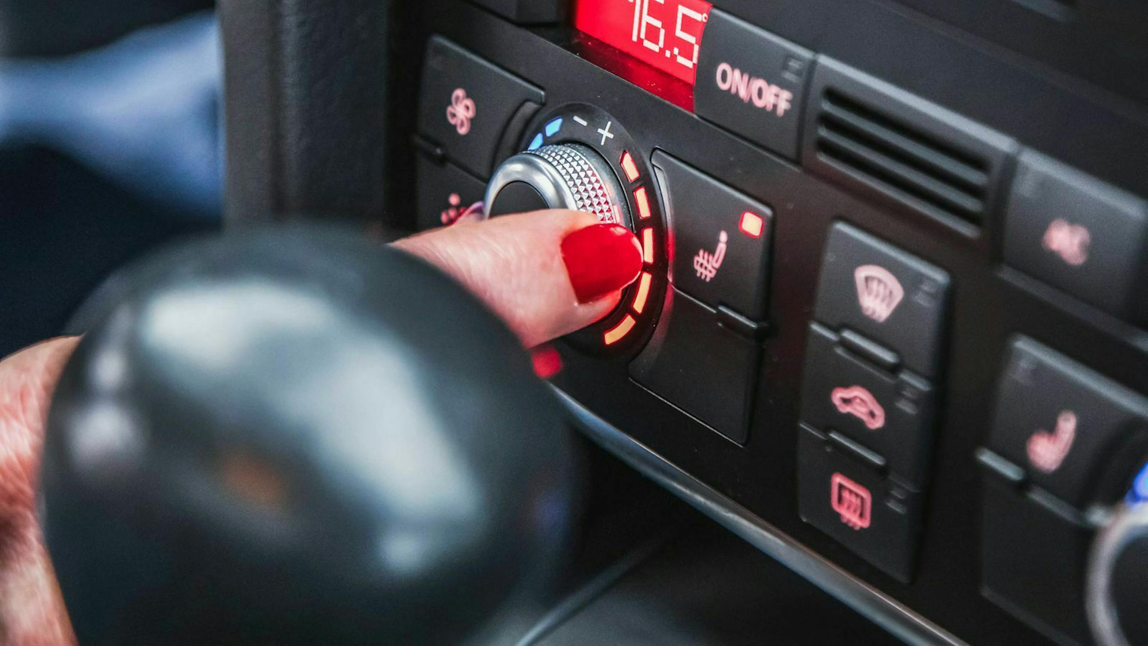 Besonders die Heizung belastet die Batterie im Elektroauto enorm, da zum Wärmen keine Abwärme des Motors vorhanden ist.