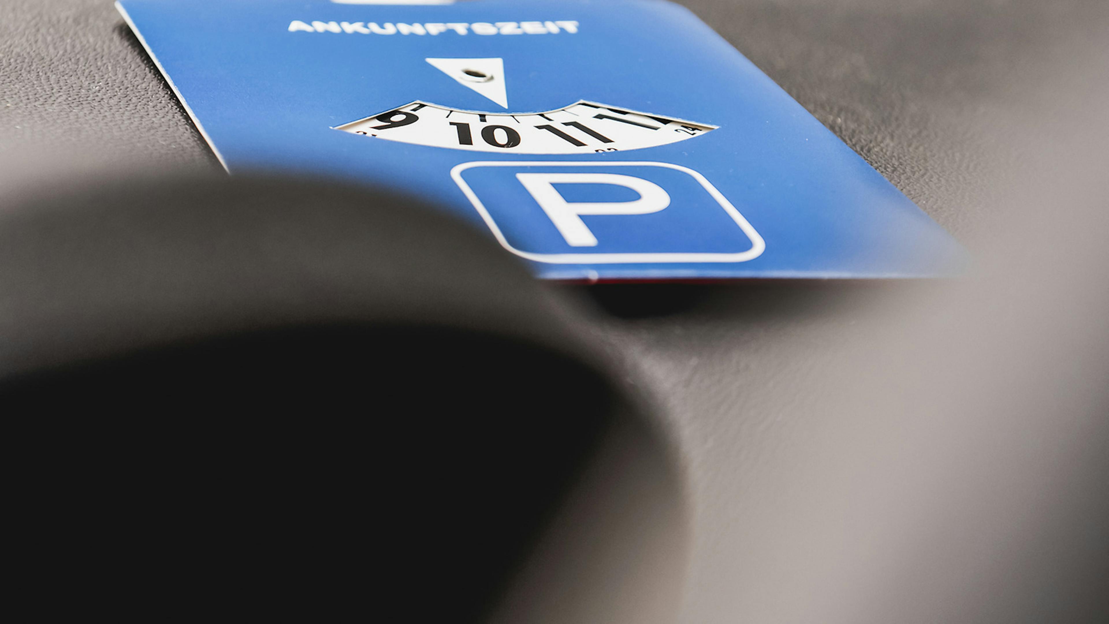 Eine Parkscheibe zeigt eine Ankunftszeit von 10:30 Uhr an. 