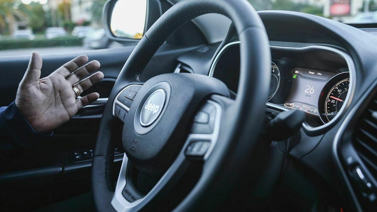 Während der Fahrt in einem autonomen Fahrzeug kannst Du die Hände vom Lenkrad nehmen.