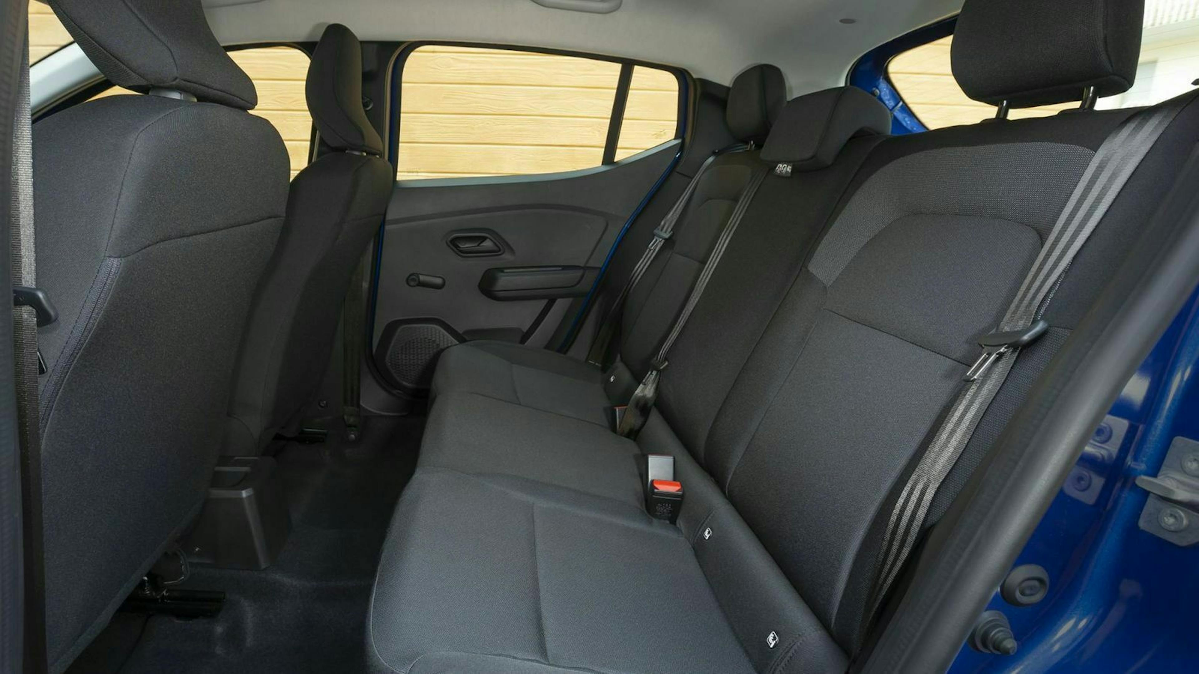 Zu sehen ist die Rückbank des Dacia Sandero 2021