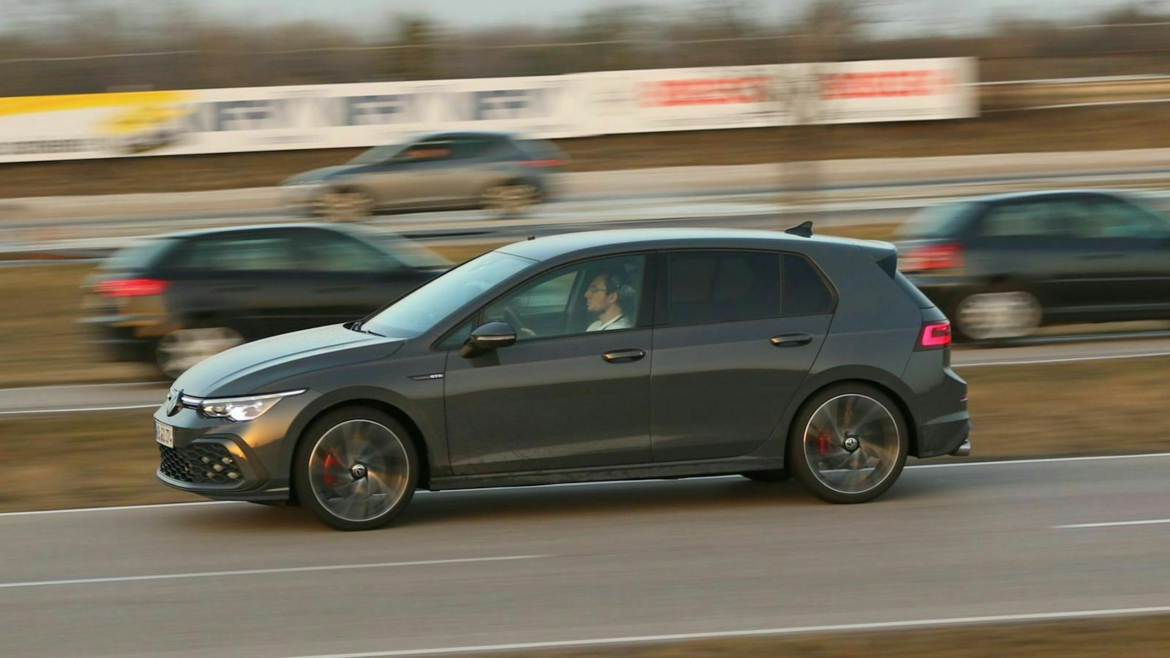 Zu sehen ist der VW Golf GTD in seitlicher Position, fahrend