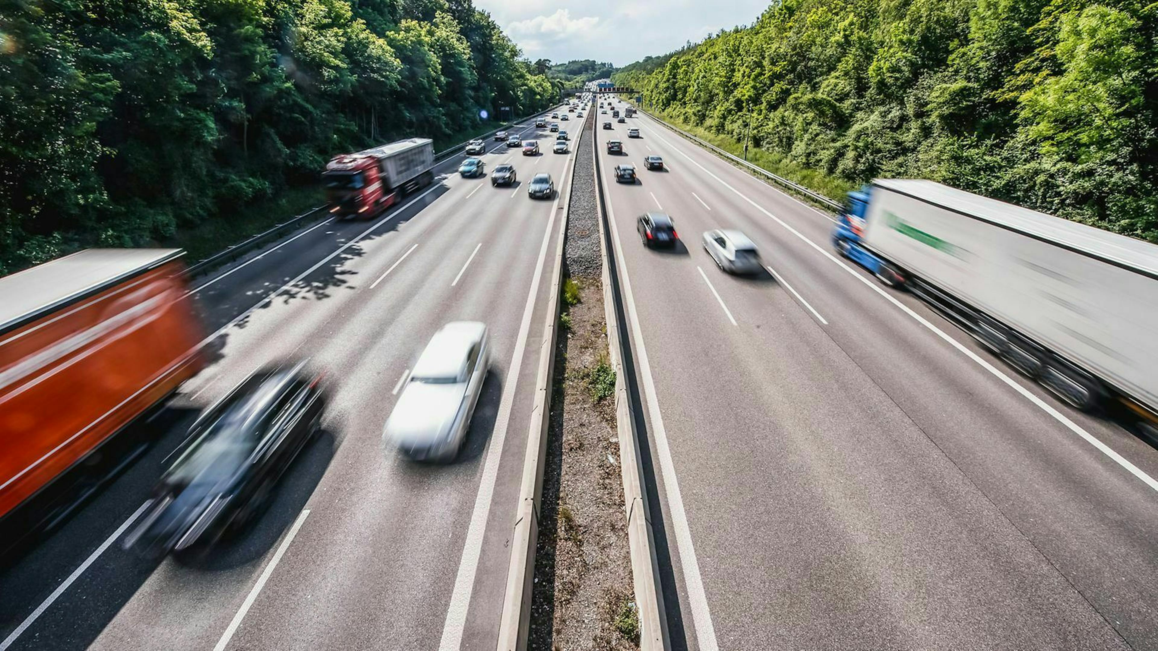Autos fahren auf der Autobahn