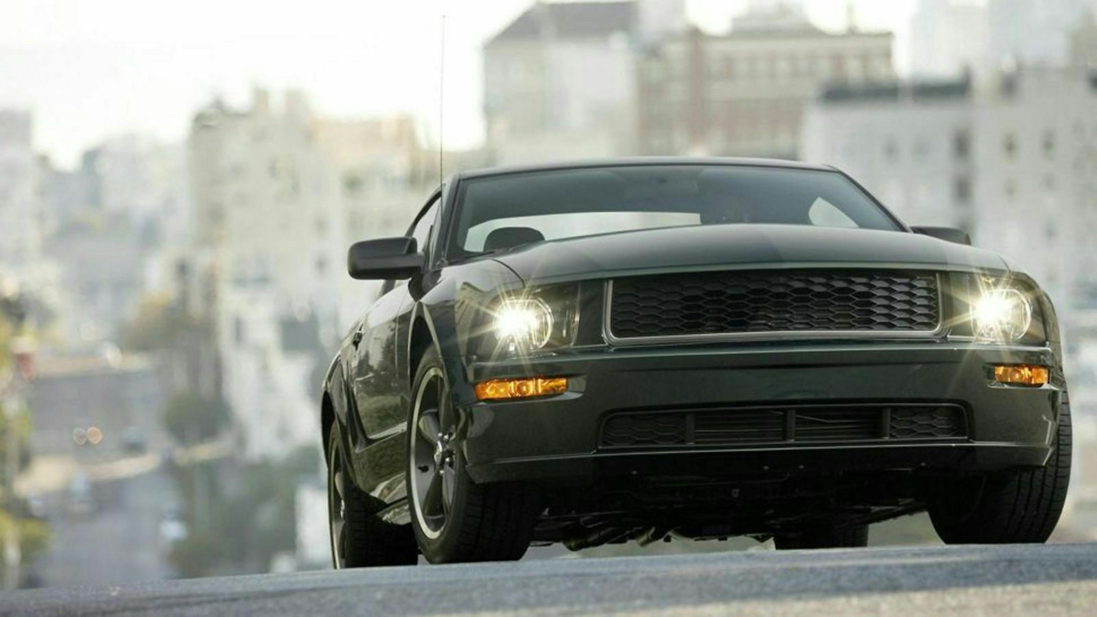 Zu sehen ist der Ford Mustang Bullitt von 2008, fahrend