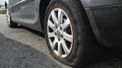 Bei einem platten Reifen kann ein Reifenreparaturset kurzzeitig Abhilfe schaffen.