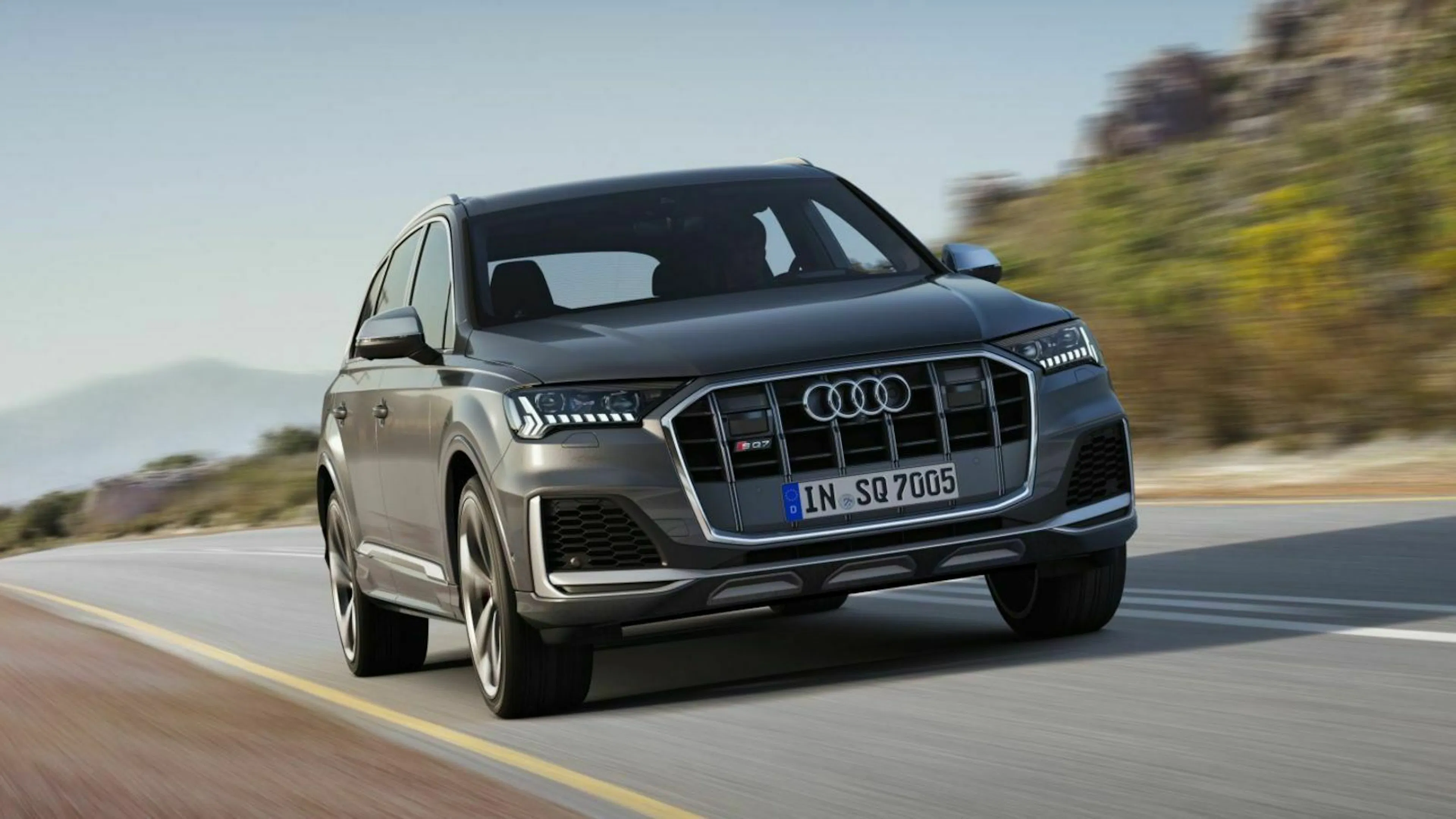 Zu sehen ist der Audi SQ7 TDI, fahrend