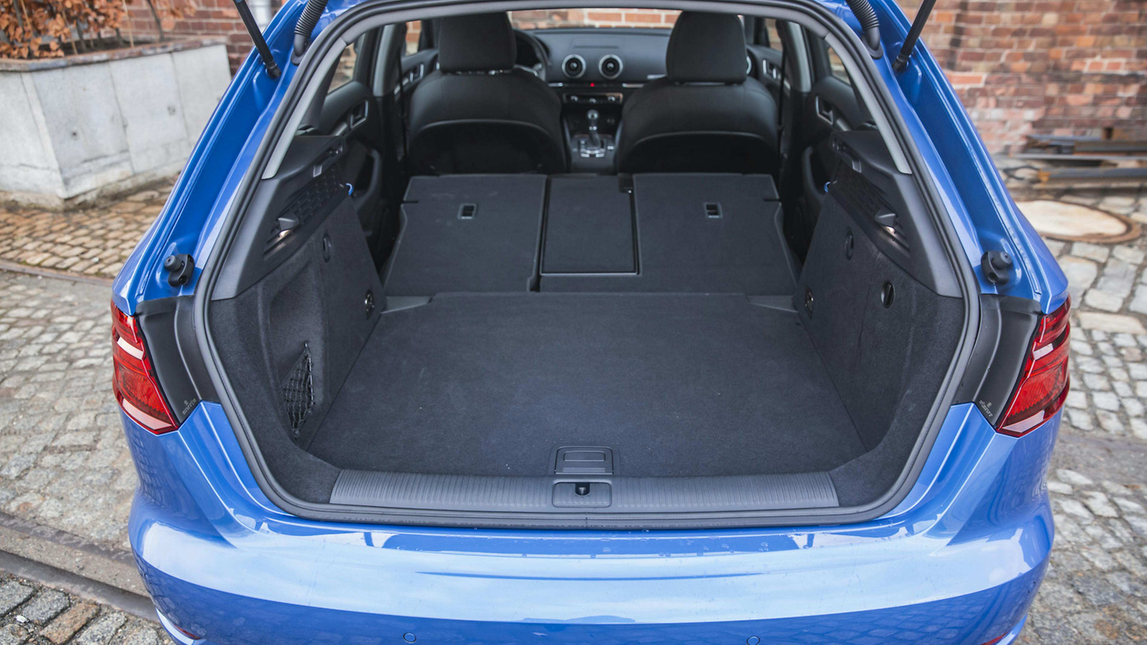 Blick in den Kofferraum des Audi A3 35 TFSI bei umgeklappter Rückbank