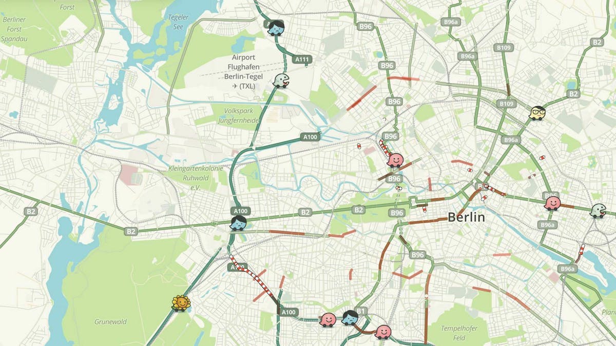 Waze zeigt mit verschiedenen Symbolen auf einer Karte von Berlin Verkehrsereignisse an