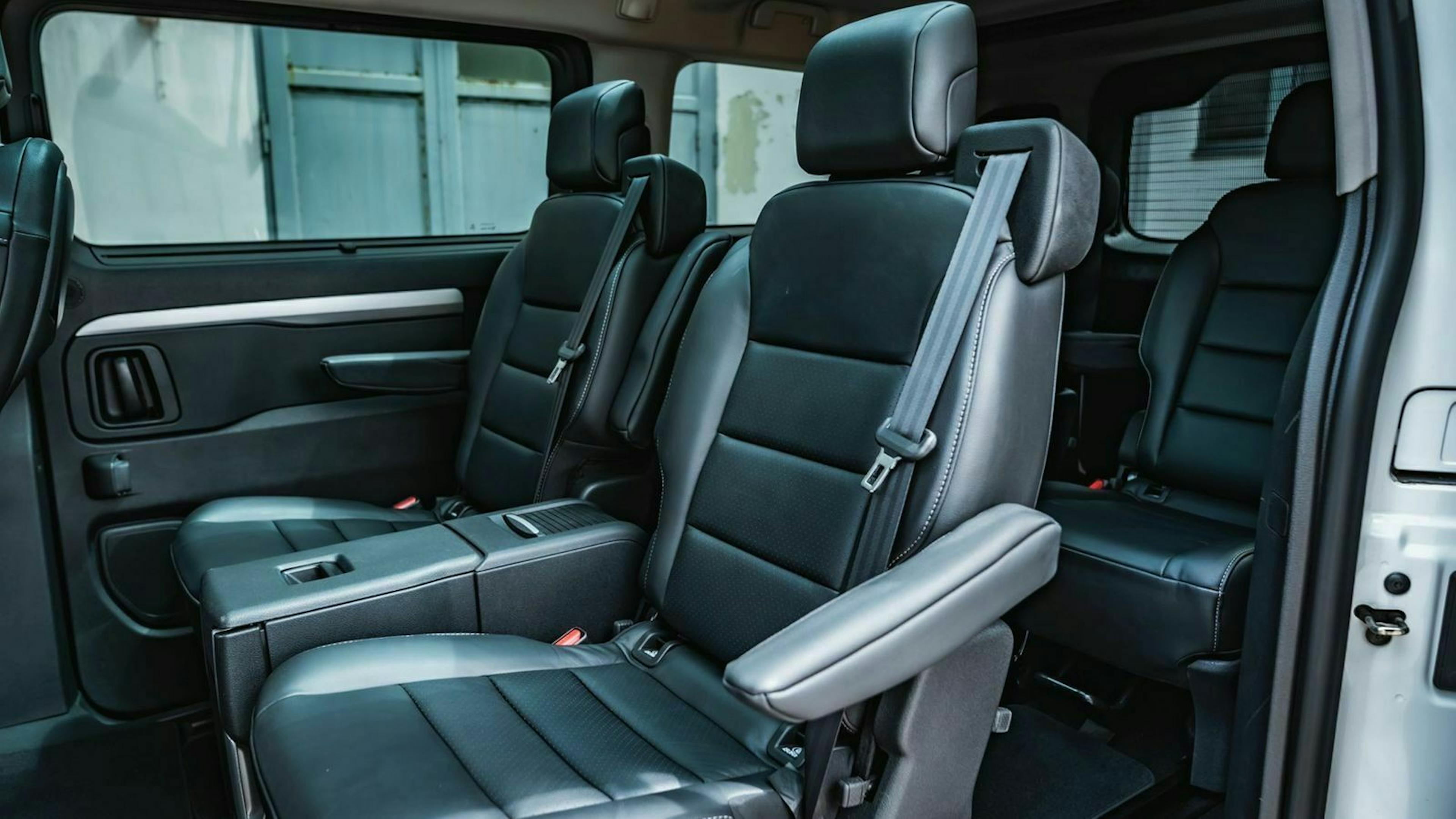 Zu sehen ist die erste Sitzreihe des Toyota ProAce Verso