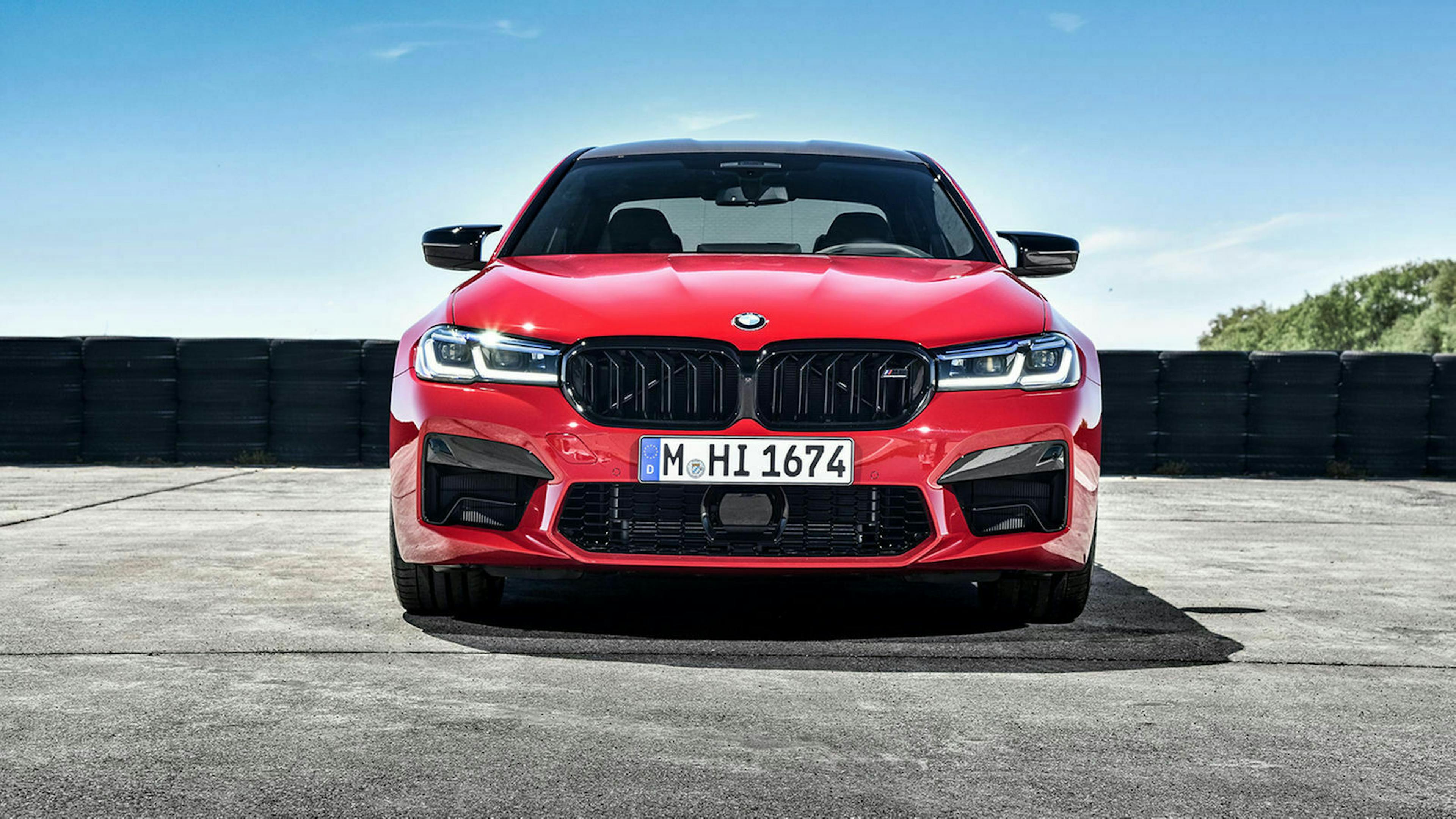 Zu sehen ist die Front des neuen BMW M5 2020