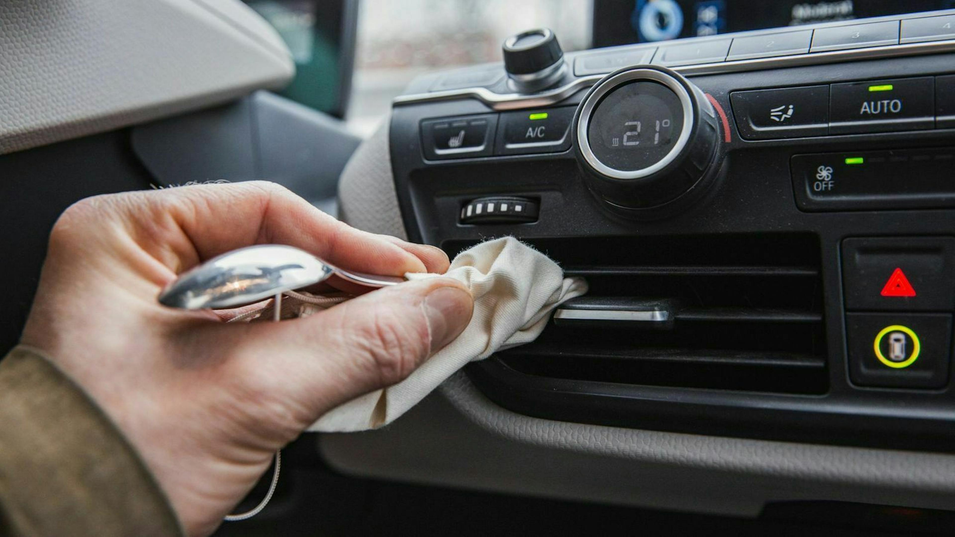 EIn Tuch um einen Löffel gebunden in hilft bei der Reinigung 