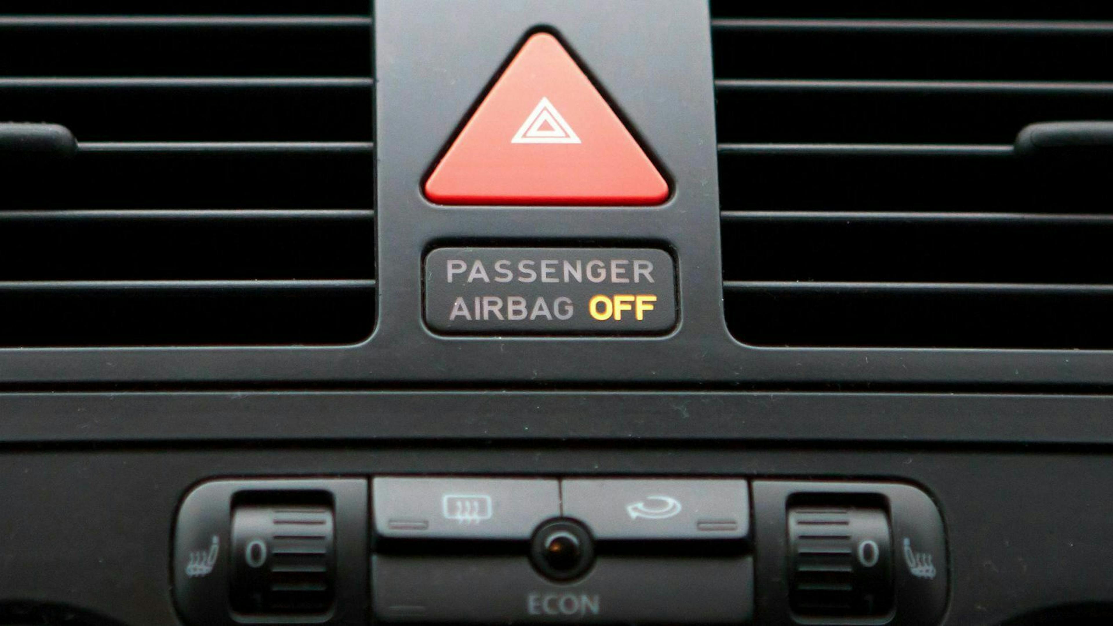 Befestigst Du die Babyschale auf dem Beifahrersitz, muss der Airbag am Beifahrersitz ausgeschaltet sein.