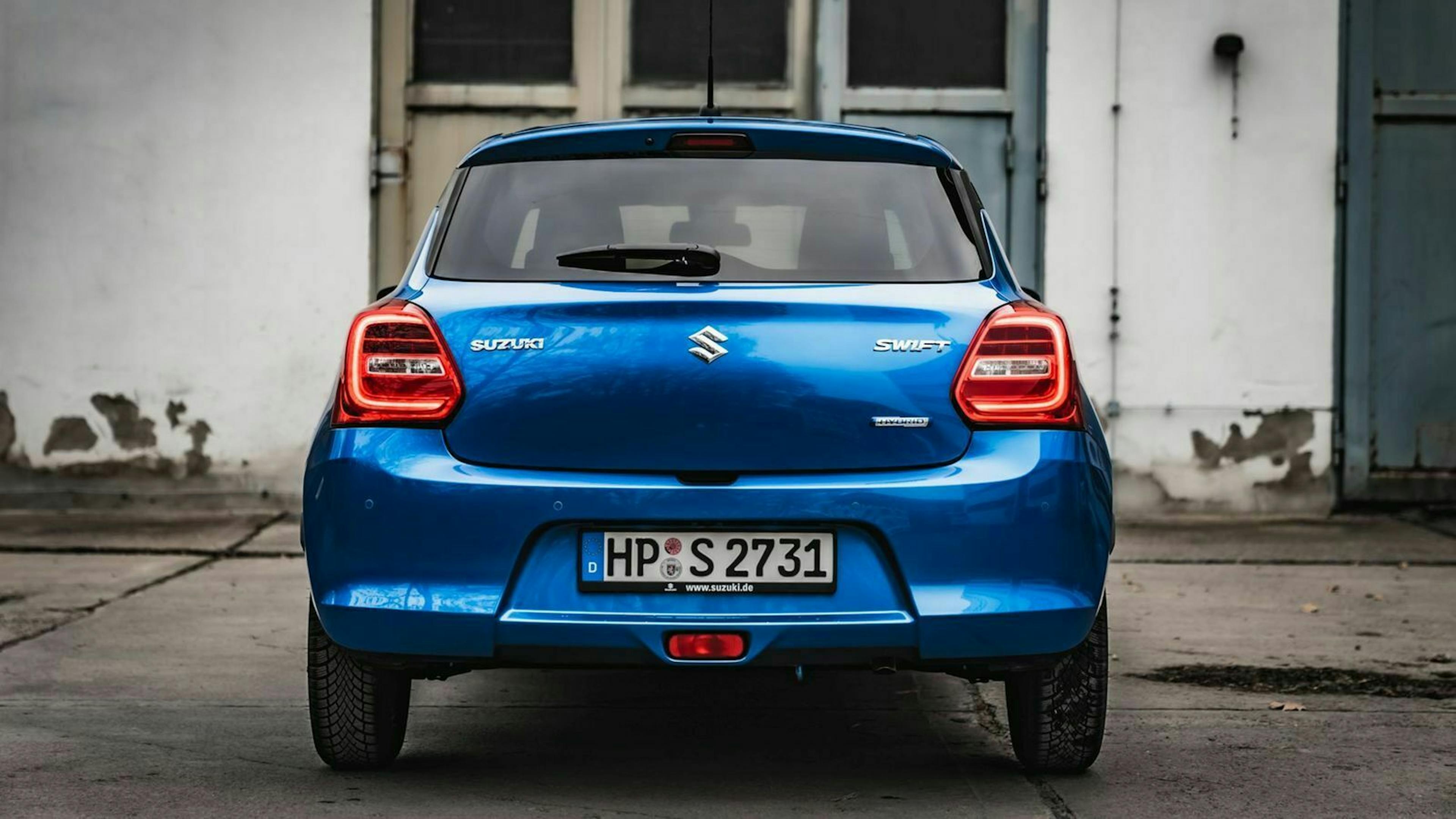 Zu sehen ist das Heck des Suzuki Swift Hybrid 2020 