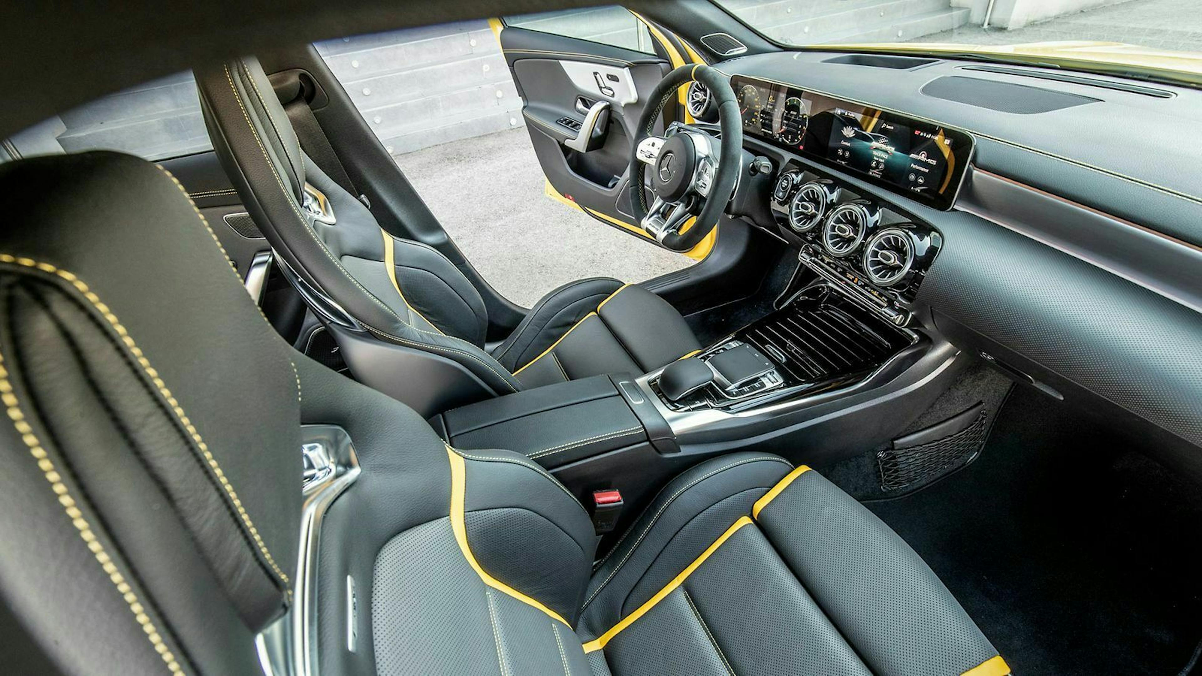 Der Mercedes AMG A 45 S Ist mit einem intelligenten Multimediasystem ausgestattet