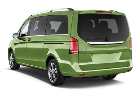 Grüner Mercedes-Benz V-Klasse Van, Heckansicht. Moderner, geräumiger Kleinbus mit großen Fenstern und chromfarbenen Details.