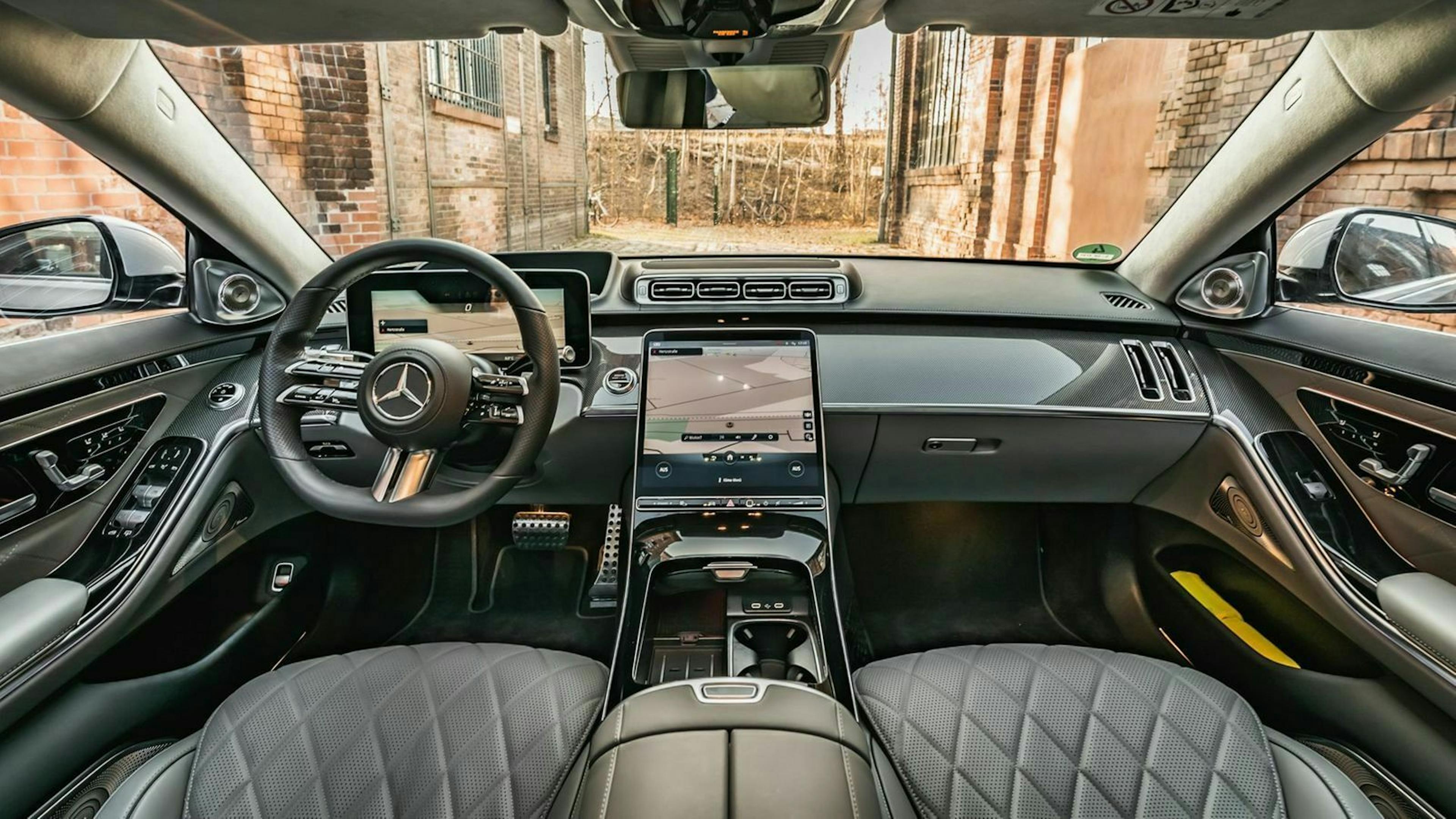 Zu sehen ist das Cockpit der Mercedes_S-Klasse 2020