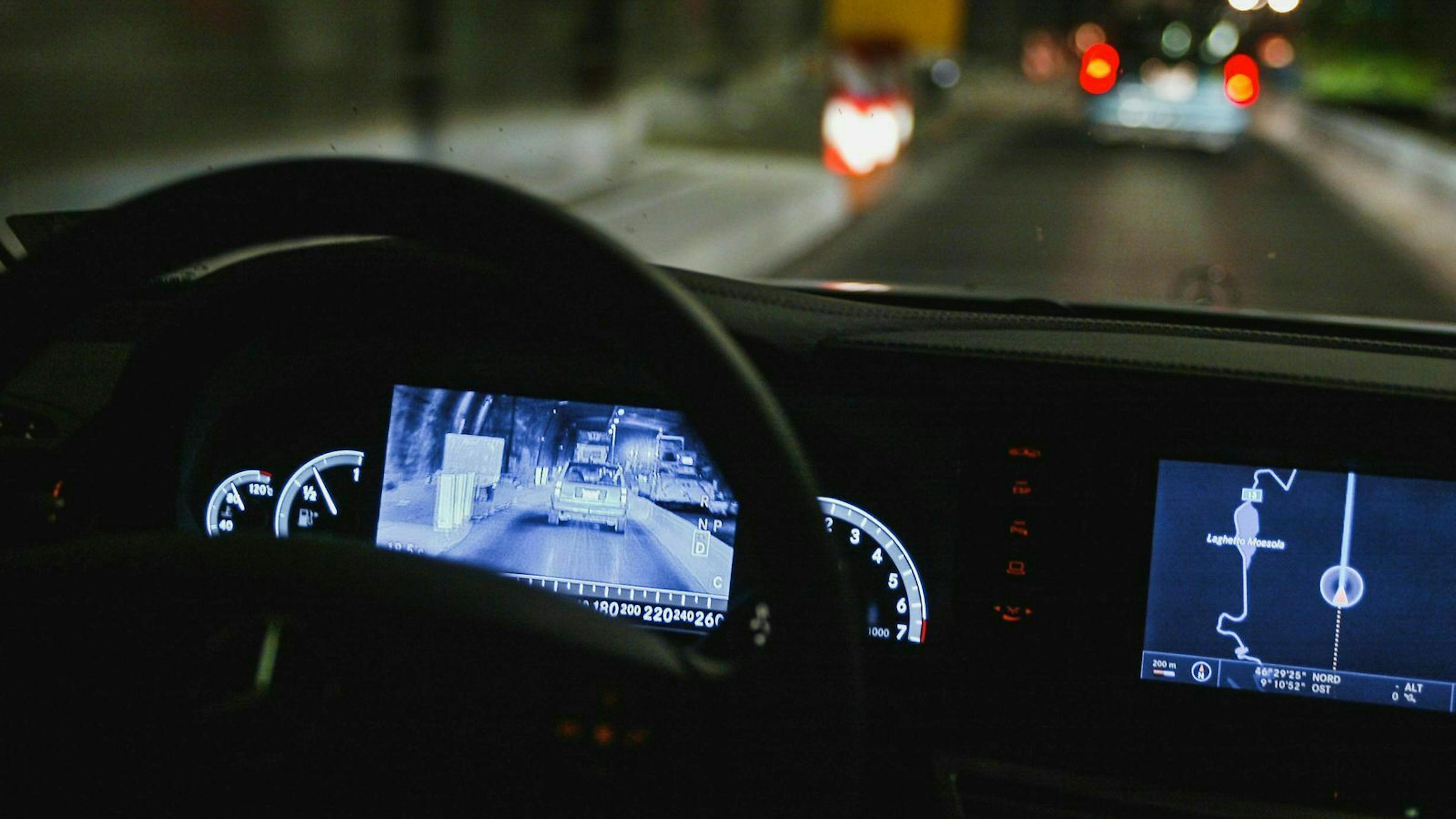 Mit der Infrarotkamera des Nachtsichtassistenten kannst du deine Umgebung im Dunkeln besser erkennen.