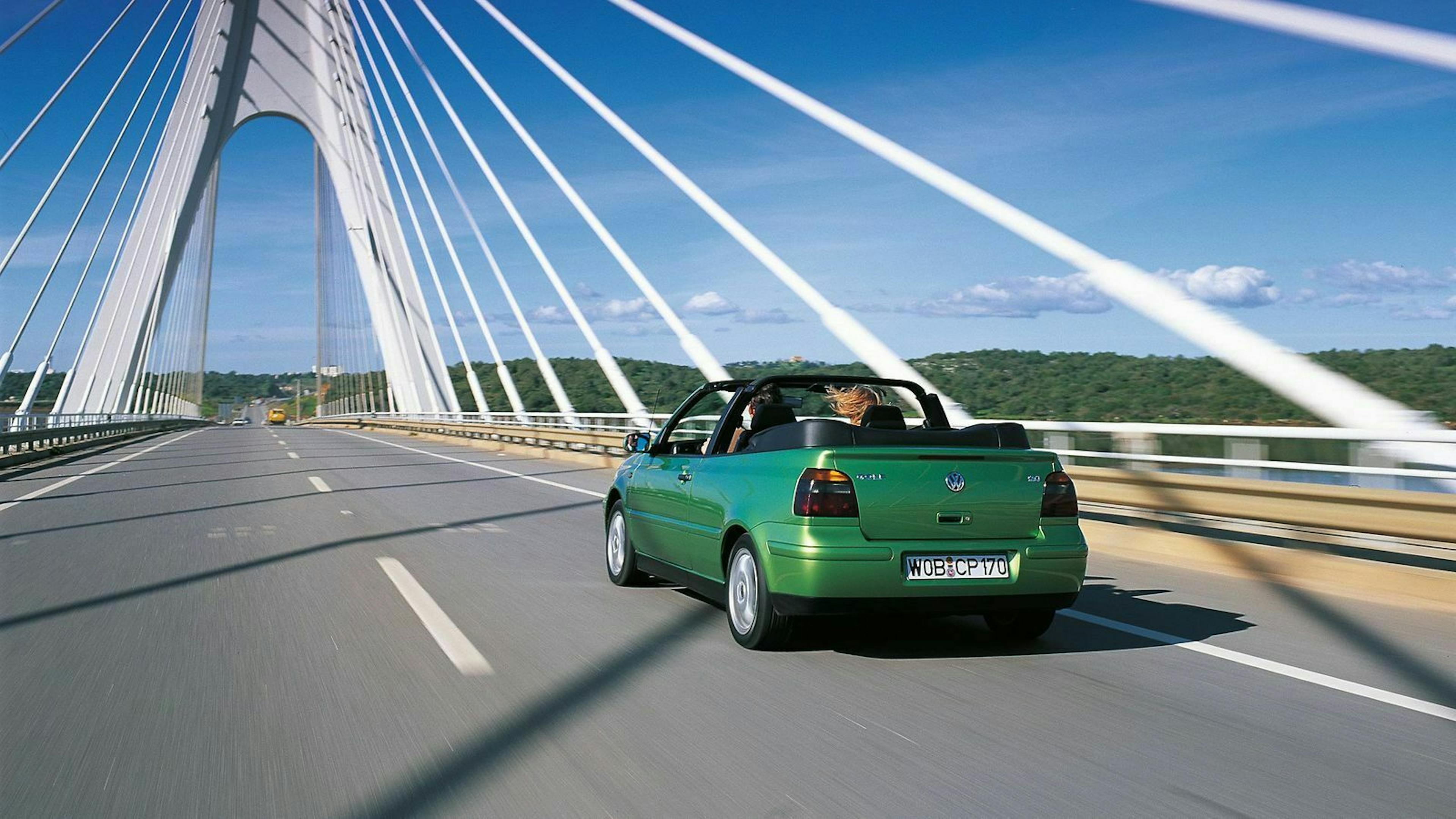 Zu sehen ist das VW Golf Cabrio von 1998